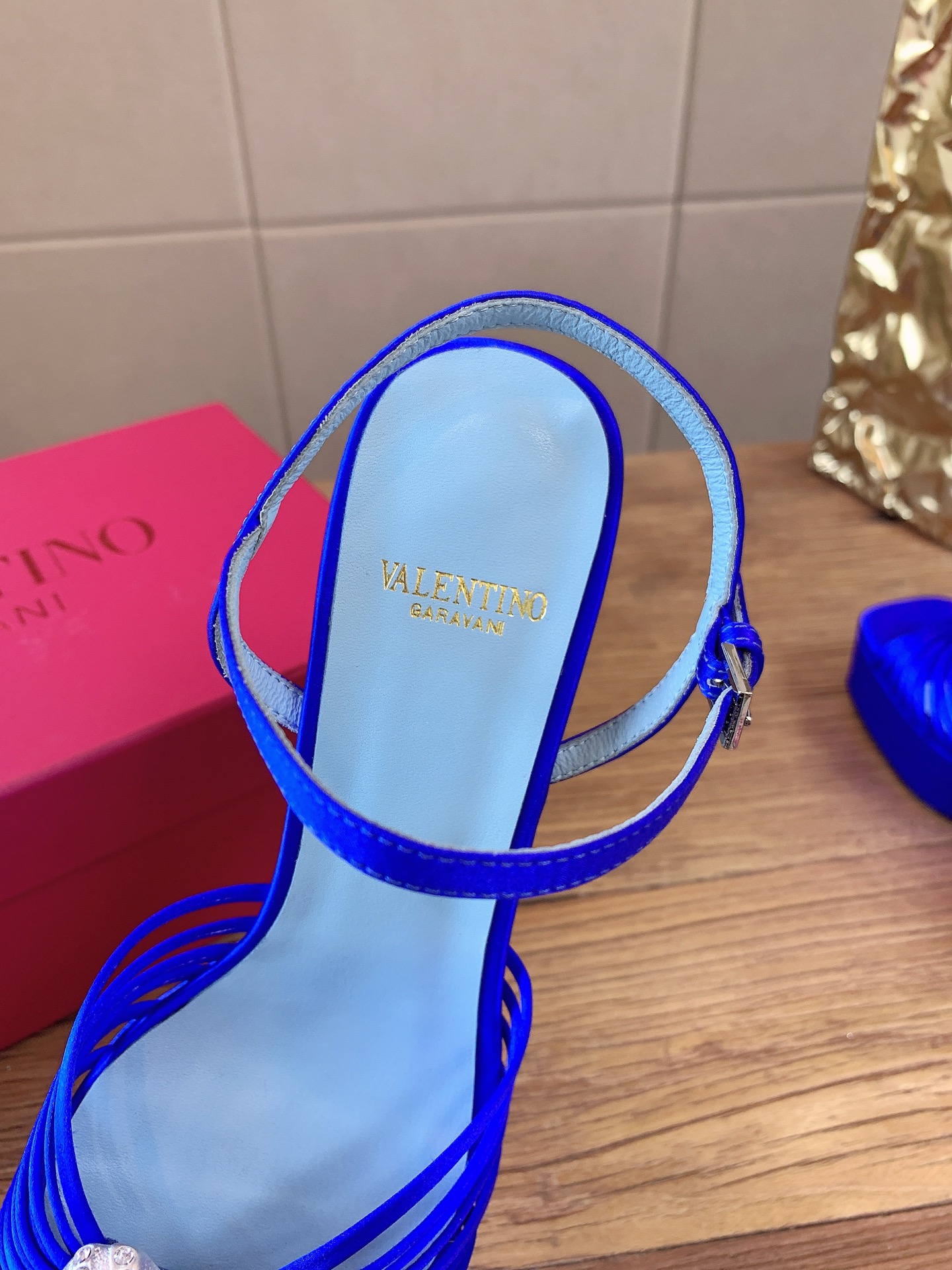 G289 VALENTINO华伦天奴经典凉鞋单鞋春夏VLOGO SIGNATURE鞋型线条流畅.版型超赞上脚舒适.增高. G289 VALENTINO华伦天奴经典凉鞋单鞋春夏VLOGO SIGNATURE鞋型线条流畅.版型超赞上脚舒适.增高.