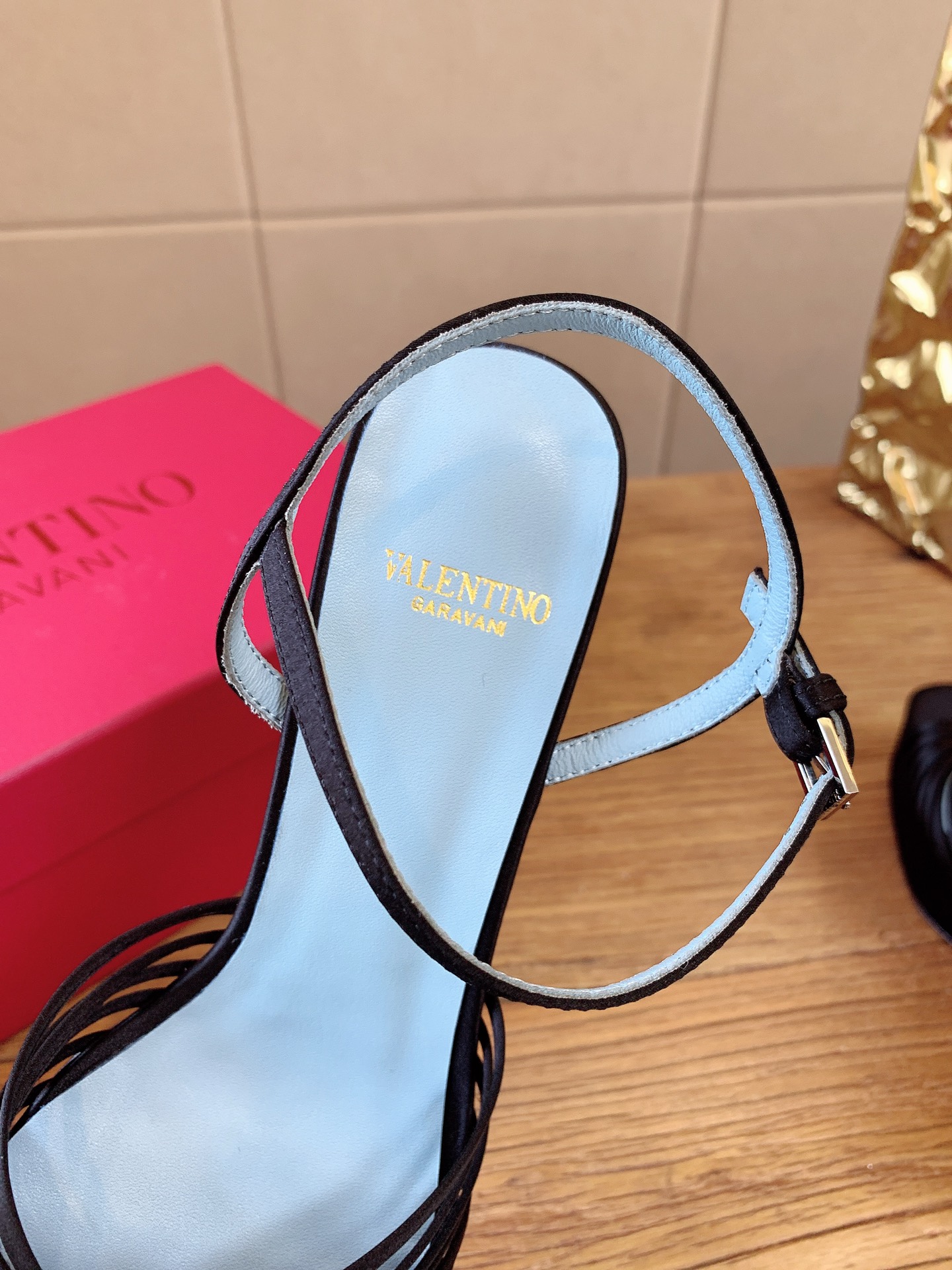 G289 VALENTINO华伦天奴经典凉鞋单鞋春夏VLOGO SIGNATURE鞋型线条流畅.版型超赞上脚舒适.增高. G289 VALENTINO华伦天奴经典凉鞋单鞋春夏VLOGO SIGNATURE鞋型线条流畅.版型超赞上脚舒适.增高.