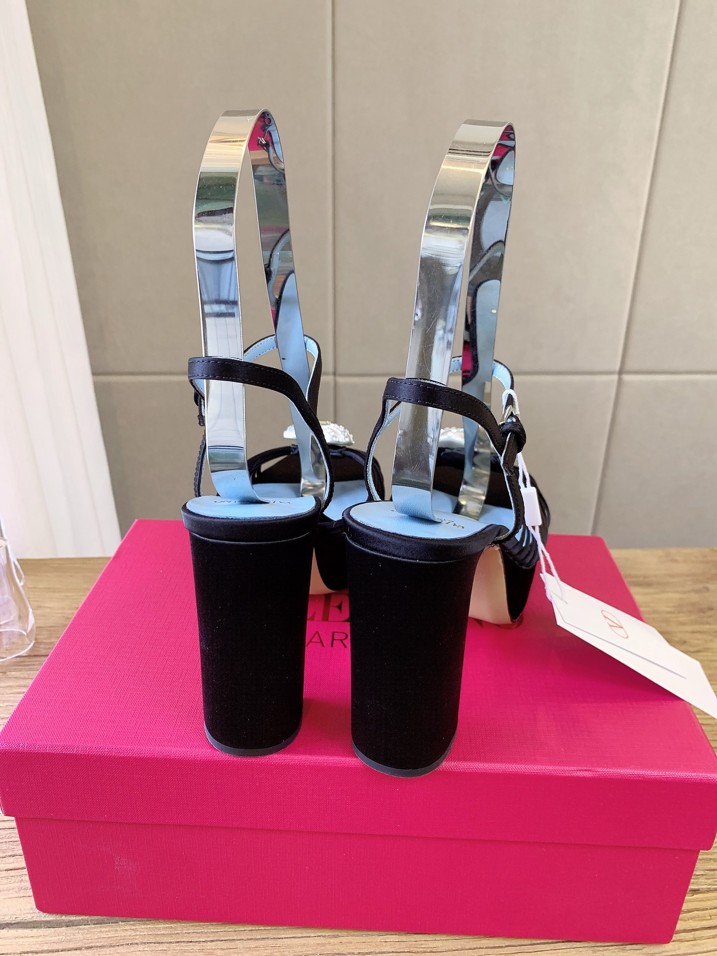 G289 VALENTINO华伦天奴经典凉鞋单鞋春夏VLOGO SIGNATURE鞋型线条流畅.版型超赞上脚舒适.增高. G289 VALENTINO华伦天奴经典凉鞋单鞋春夏VLOGO SIGNATURE鞋型线条流畅.版型超赞上脚舒适.增高.