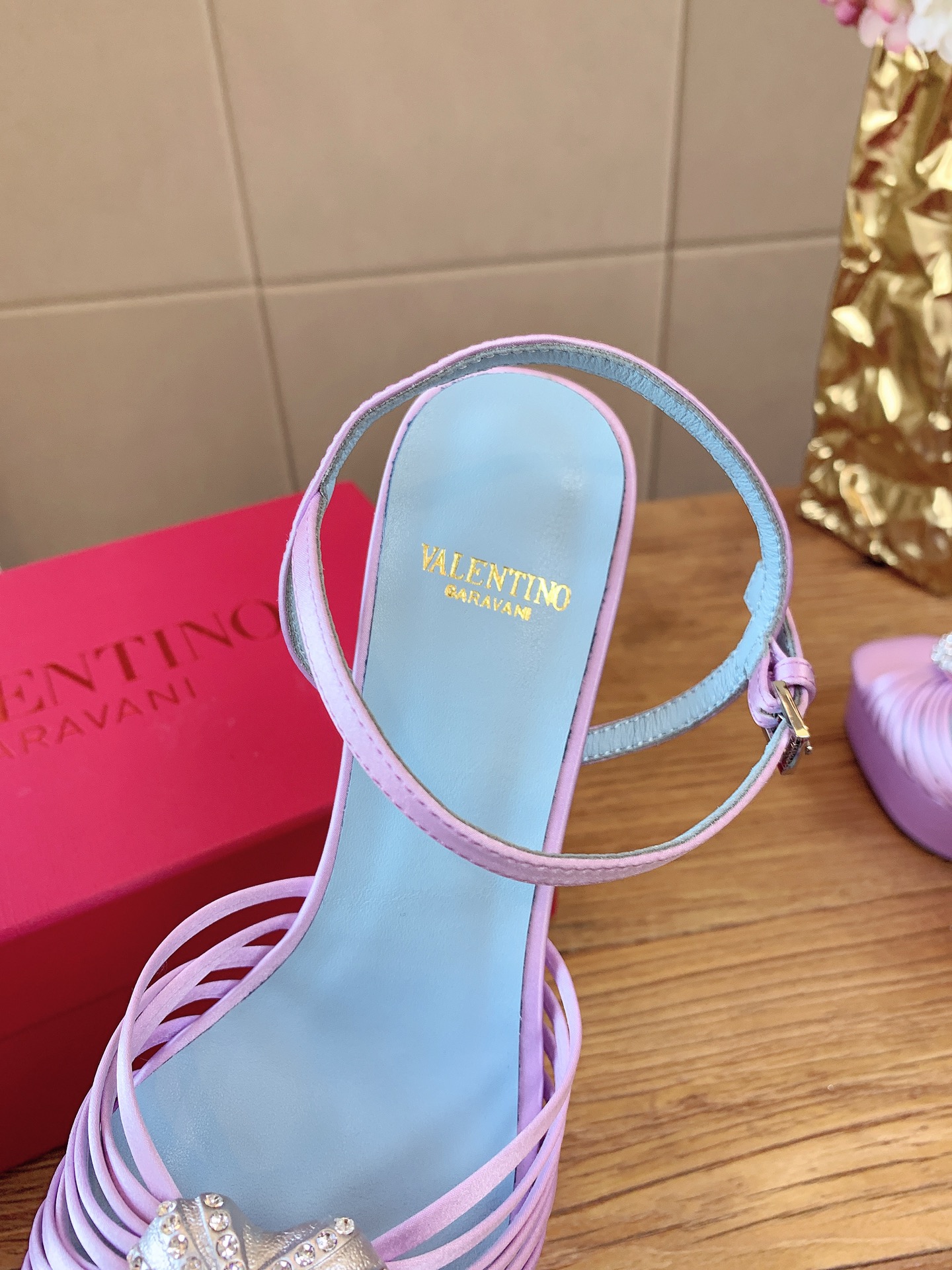 G289 VALENTINO华伦天奴经典凉鞋单鞋春夏VLOGO SIGNATURE鞋型线条流畅.版型超赞上脚舒适.增高. G289 VALENTINO华伦天奴经典凉鞋单鞋春夏VLOGO SIGNATURE鞋型线条流畅.版型超赞上脚舒适.增高.
