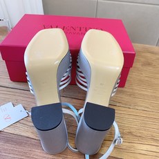 G289 VALENTINO华伦天奴经典凉鞋单鞋春夏VLOGO SIGNATURE鞋型线条流畅.版型超赞上脚舒适.增高. G289 VALENTINO华伦天奴经典凉鞋单鞋春夏VLOGO SIGNATURE鞋型线条流畅.版型超赞上脚舒适.增高.