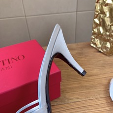 G289 VALENTINO华伦天奴经典凉鞋单鞋春夏VLOGO SIGNATURE鞋型线条流畅.版型超赞上脚舒适.增高. G289 VALENTINO华伦天奴经典凉鞋单鞋春夏VLOGO SIGNATURE鞋型线条流畅.版型超赞上脚舒适.增高.