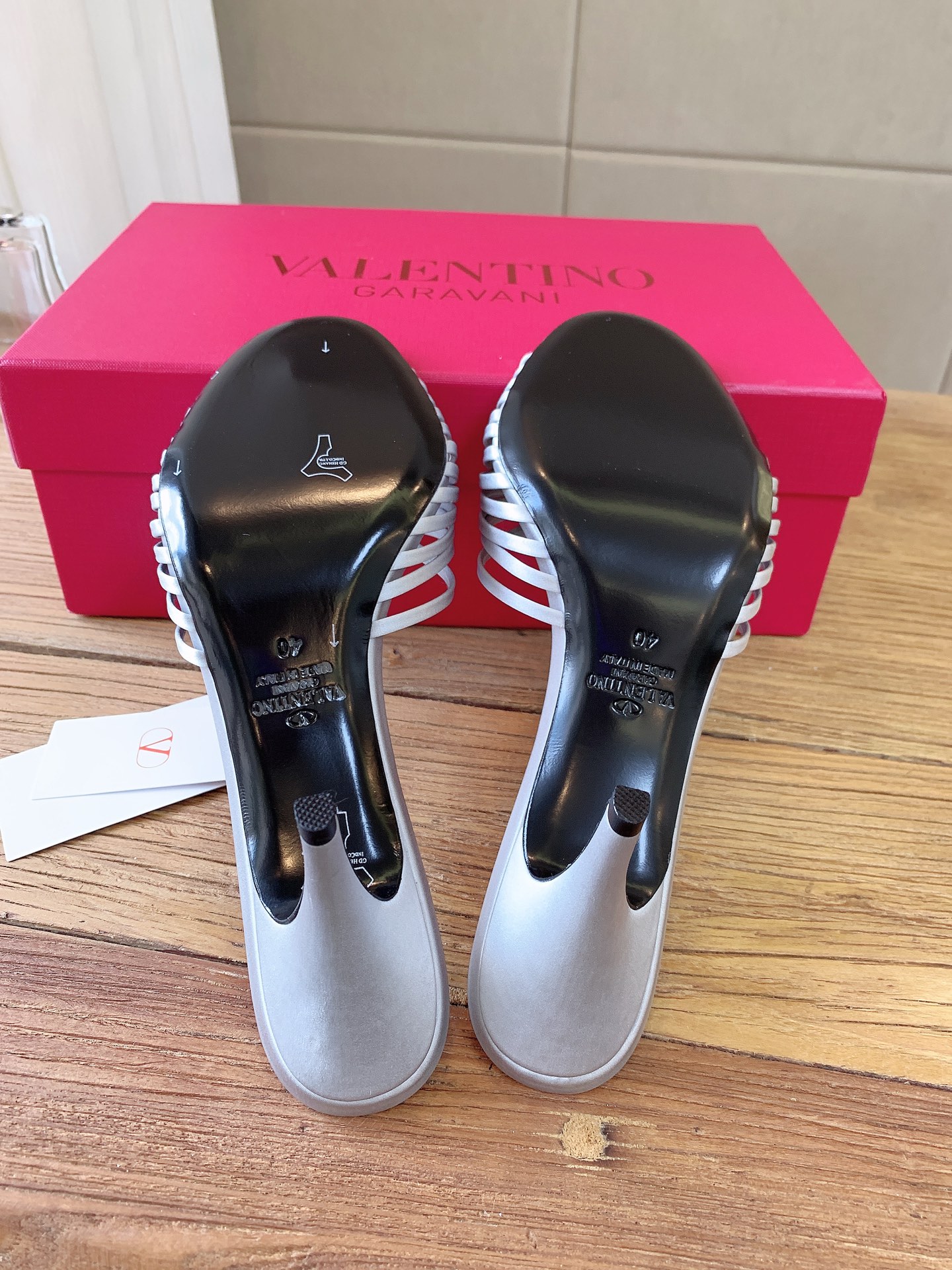 G289 VALENTINO华伦天奴经典凉鞋单鞋春夏VLOGO SIGNATURE鞋型线条流畅.版型超赞上脚舒适.增高. G289 VALENTINO华伦天奴经典凉鞋单鞋春夏VLOGO SIGNATURE鞋型线条流畅.版型超赞上脚舒适.增高.