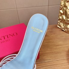 G289 VALENTINO华伦天奴经典凉鞋单鞋春夏VLOGO SIGNATURE鞋型线条流畅.版型超赞上脚舒适.增高. G289 VALENTINO华伦天奴经典凉鞋单鞋春夏VLOGO SIGNATURE鞋型线条流畅.版型超赞上脚舒适.增高.