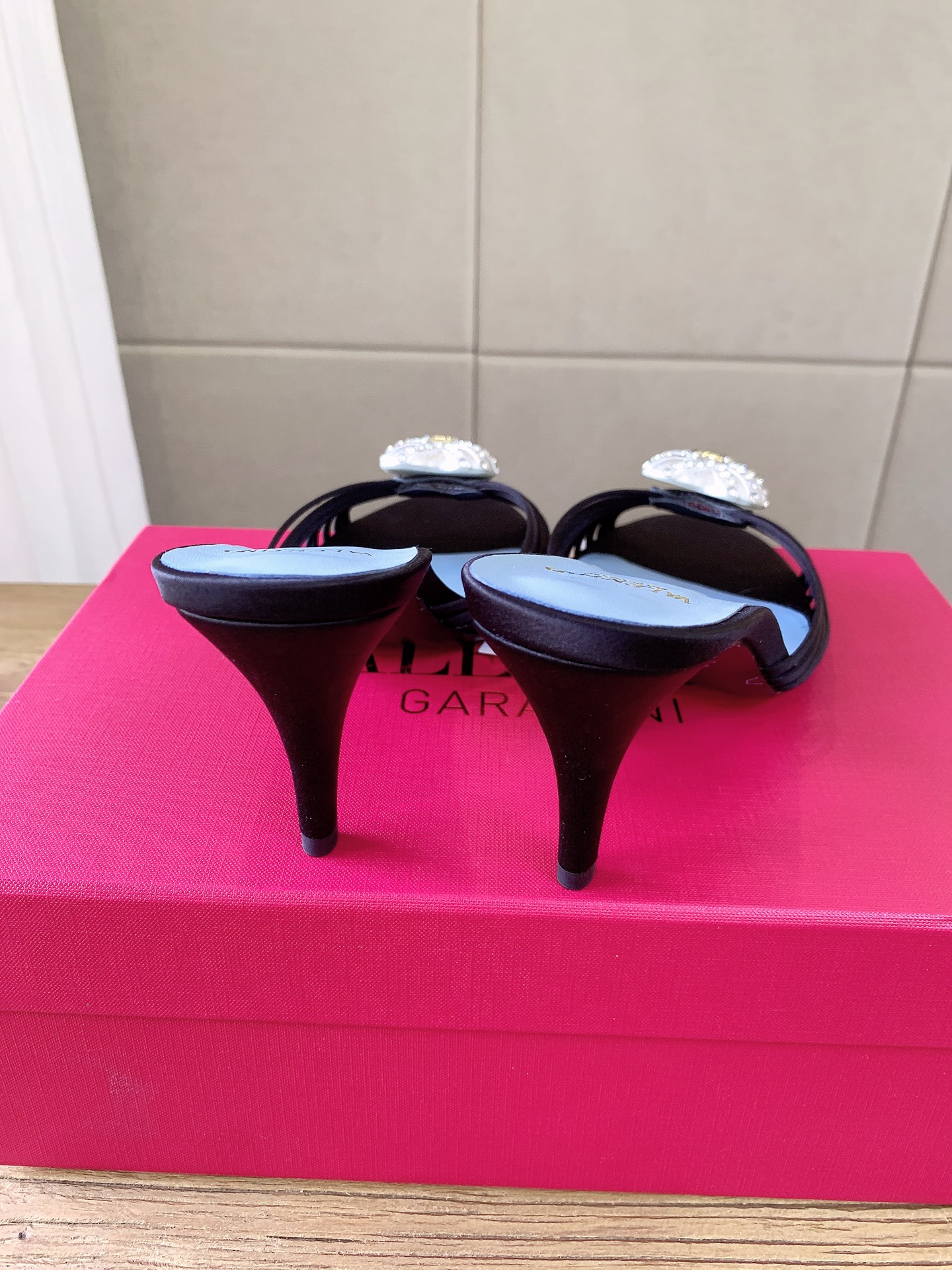 G289 VALENTINO华伦天奴经典凉鞋单鞋春夏VLOGO SIGNATURE鞋型线条流畅.版型超赞上脚舒适.增高. G289 VALENTINO华伦天奴经典凉鞋单鞋春夏VLOGO SIGNATURE鞋型线条流畅.版型超赞上脚舒适.增高.