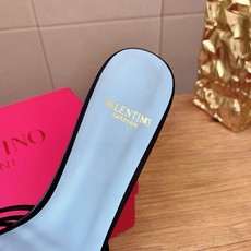 G289 VALENTINO华伦天奴经典凉鞋单鞋春夏VLOGO SIGNATURE鞋型线条流畅.版型超赞上脚舒适.增高. G289 VALENTINO华伦天奴经典凉鞋单鞋春夏VLOGO SIGNATURE鞋型线条流畅.版型超赞上脚舒适.增高.