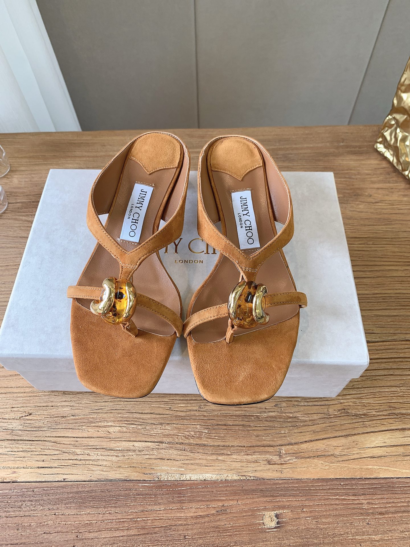 G277高品质 Jimmy Cho*26ss夏季新款宝石扣凉鞋 自带复古贵气轻奢氛围感的四季尖头平底单鞋,柔和小尖头鞋型 G277高品质 Jimmy Cho*26ss夏季新款宝石扣凉鞋 自带复古贵气轻奢氛围感的四季尖头平底单鞋,柔和小尖头鞋型