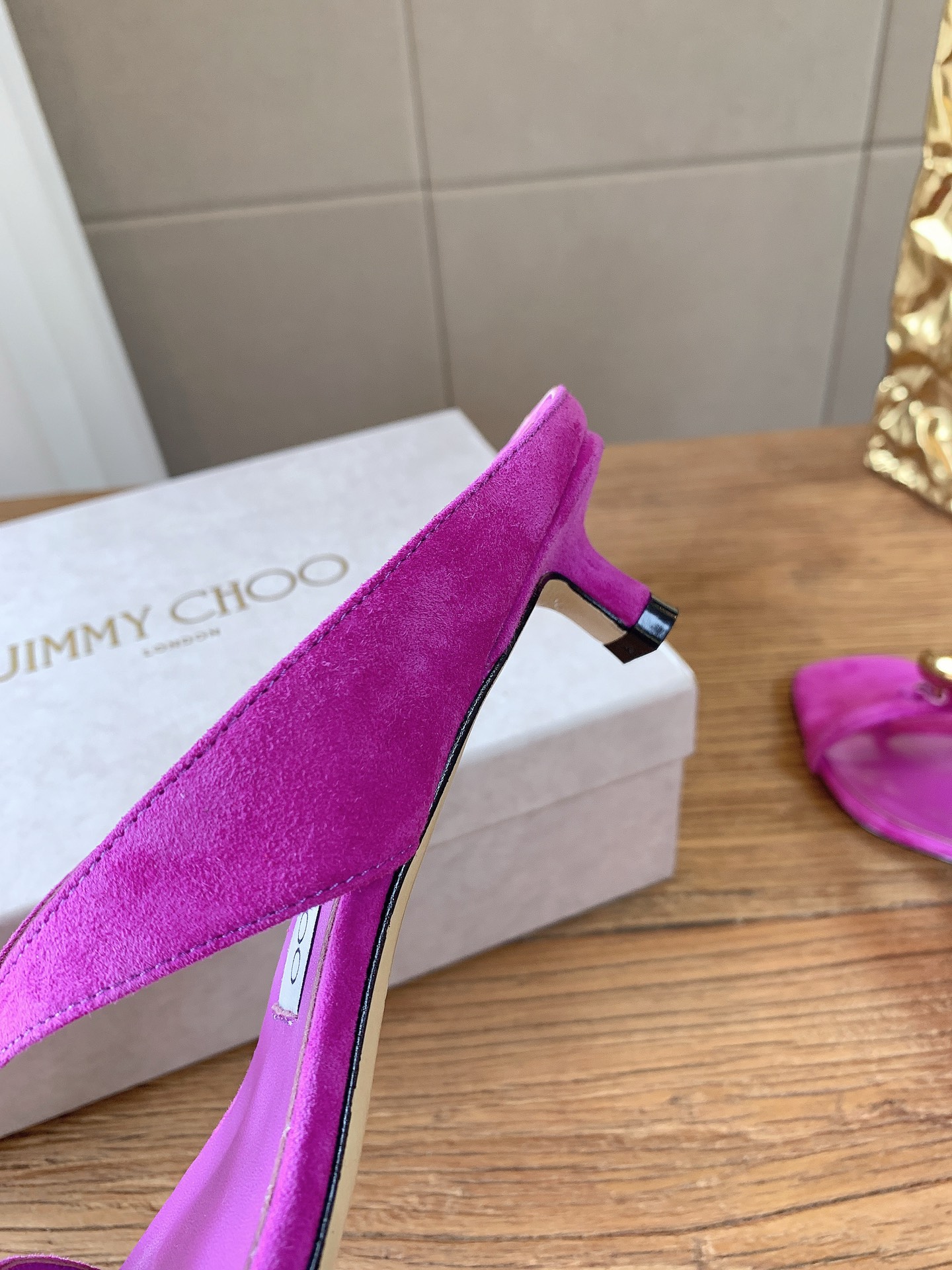 G277高品质 Jimmy Cho*26ss夏季新款宝石扣凉鞋 自带复古贵气轻奢氛围感的四季尖头平底单鞋，柔和小尖头鞋型