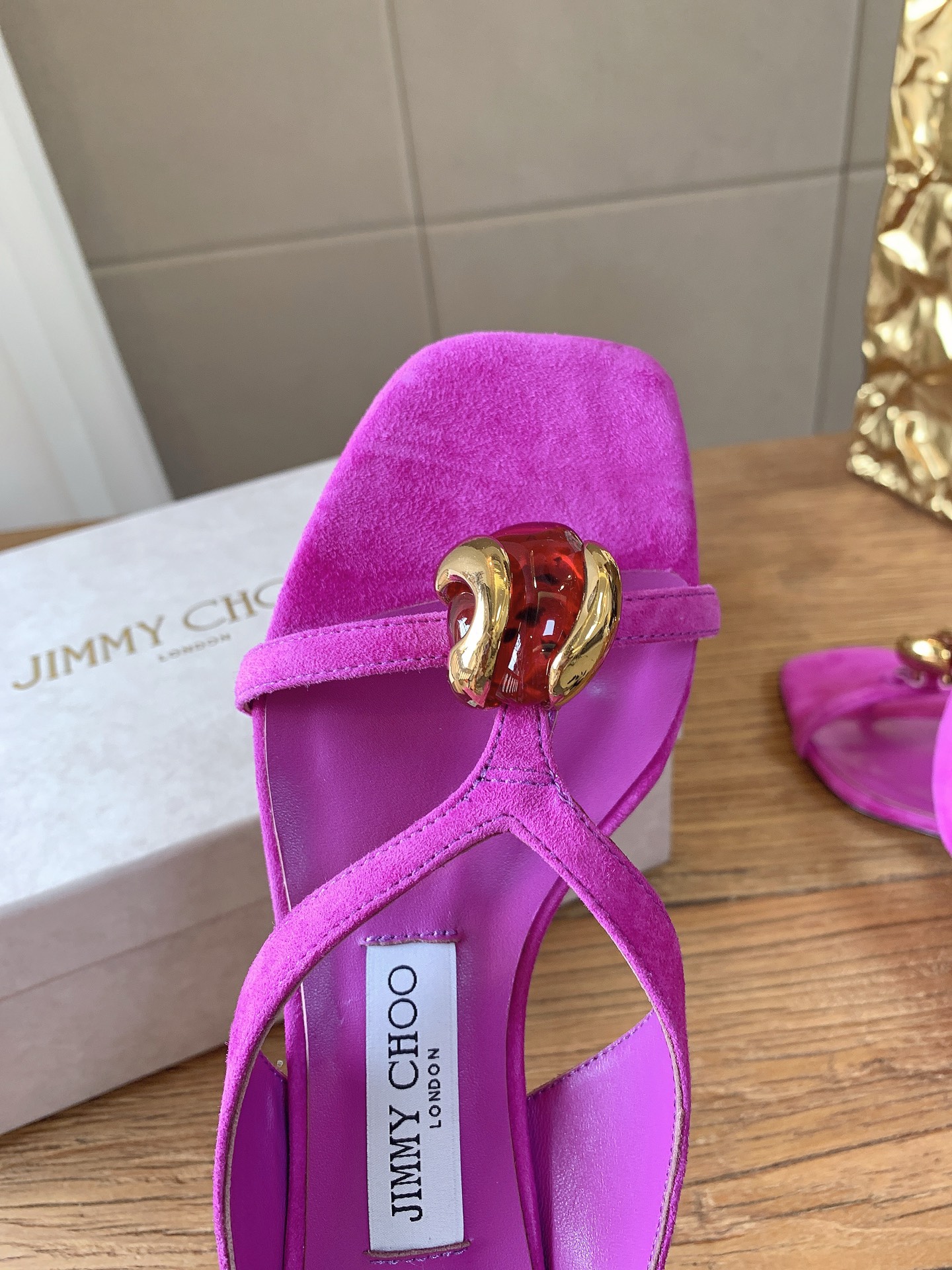 G277高品质 Jimmy Cho*26ss夏季新款宝石扣凉鞋 自带复古贵气轻奢氛围感的四季尖头平底单鞋，柔和小尖头鞋型