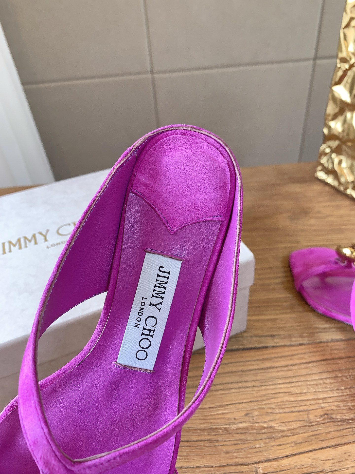 G277高品质 Jimmy Cho*26ss夏季新款宝石扣凉鞋 自带复古贵气轻奢氛围感的四季尖头平底单鞋，柔和小尖头鞋型