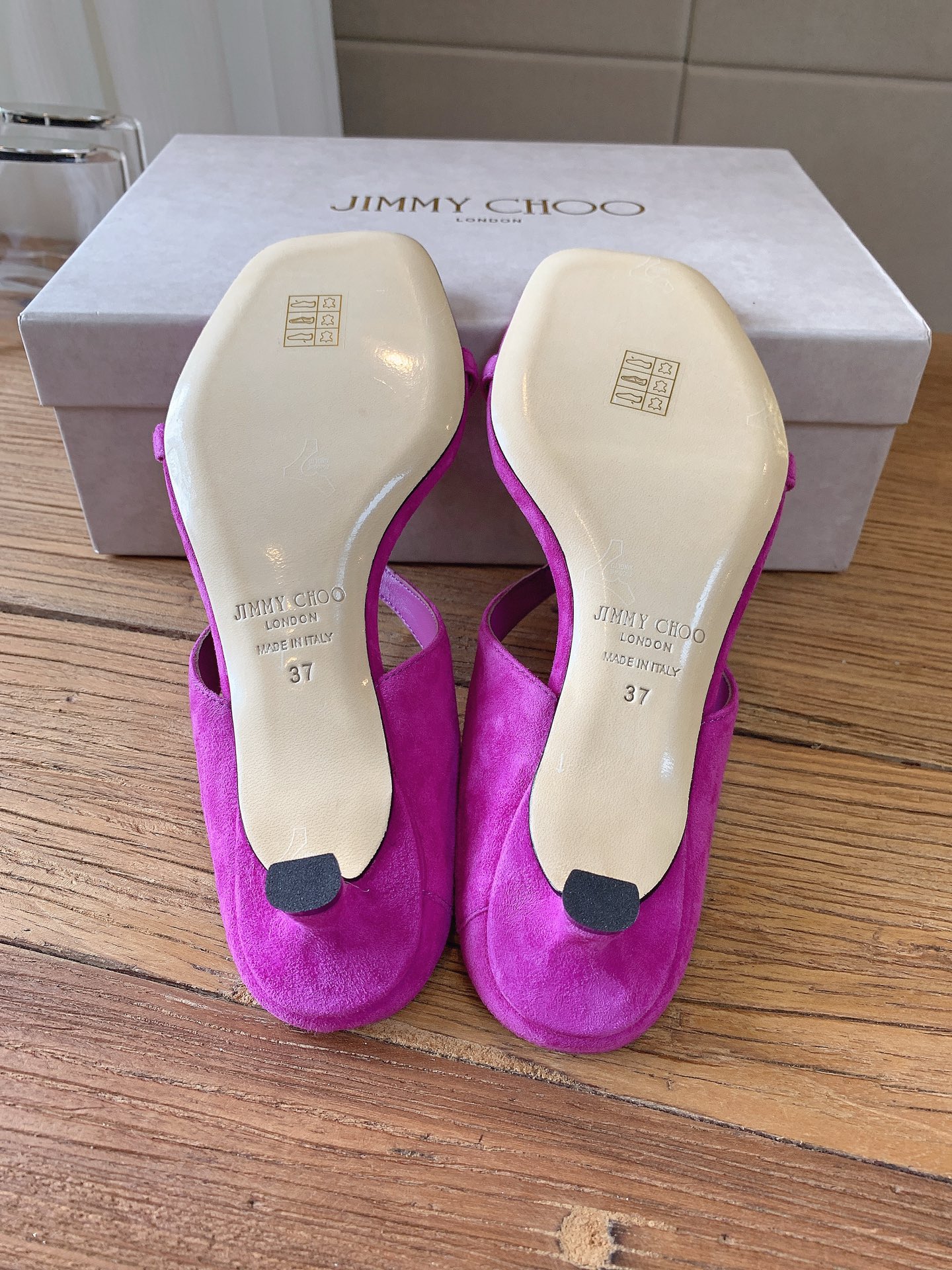 G277高品质 Jimmy Cho*26ss夏季新款宝石扣凉鞋 自带复古贵气轻奢氛围感的四季尖头平底单鞋，柔和小尖头鞋型
