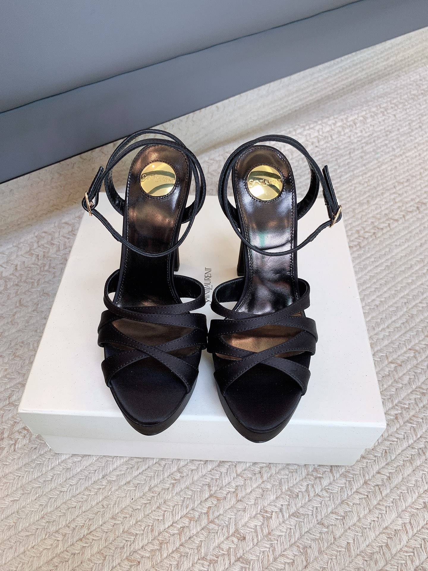 NO:927790,SAIN LAUREN* satin waterproof platform high heels, retro cross straps reshape the classics, straight thick heels easily create long leg proportions. The thickened forefoot weakens the weight of the high heels, the satin material has a delicate luster, and the buckle ankle strap can be adjusted as desired. The four colors cover daily, party, and dinner scenes. The red bottom is lined with brand metal logos, and the light luxury texture is outstanding at first sight. Size 34-41 (34 40 41 is customized and non-returnable), high heels, saint laurent, high  heels19860909SAIN LAUREN*缎面防水台高跟,复古交叉绑带重塑经典,直粗跟轻松打造长腿比例.加厚前掌弱化高跟负重,缎面材质光泽细腻,卡扣踝带随心调节松紧.四色覆盖日常、派对、晚宴场景,红底内里搭配品牌金属饰标,轻奢质感一眼出众. 码数34-41（34 40 41定做不退换）,高跟鞋,saint laurent,high heels,Women's Shoes
