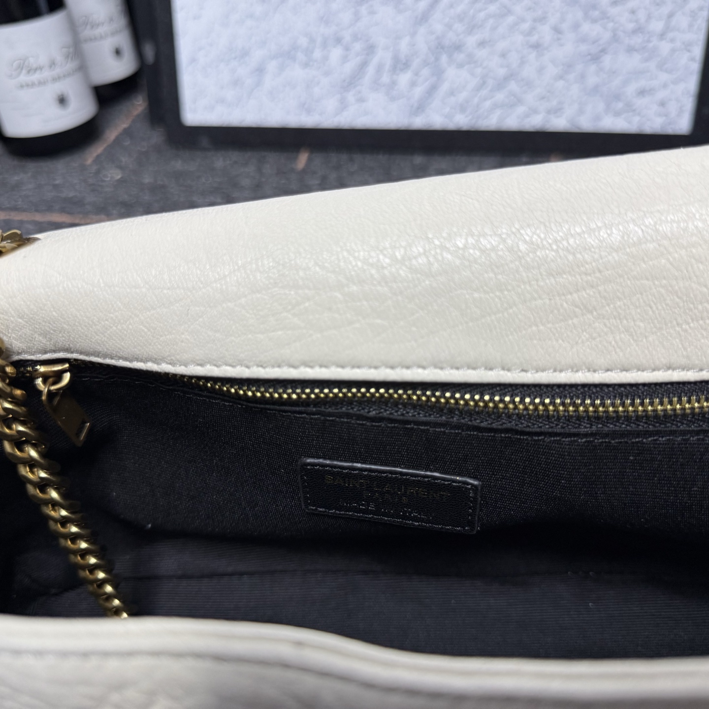 自带流量爆款🔥出货啦
圣罗兰Calypso
包包命名来自希腊神话中的海之女神【卡吕普索】
浓郁的法式风情