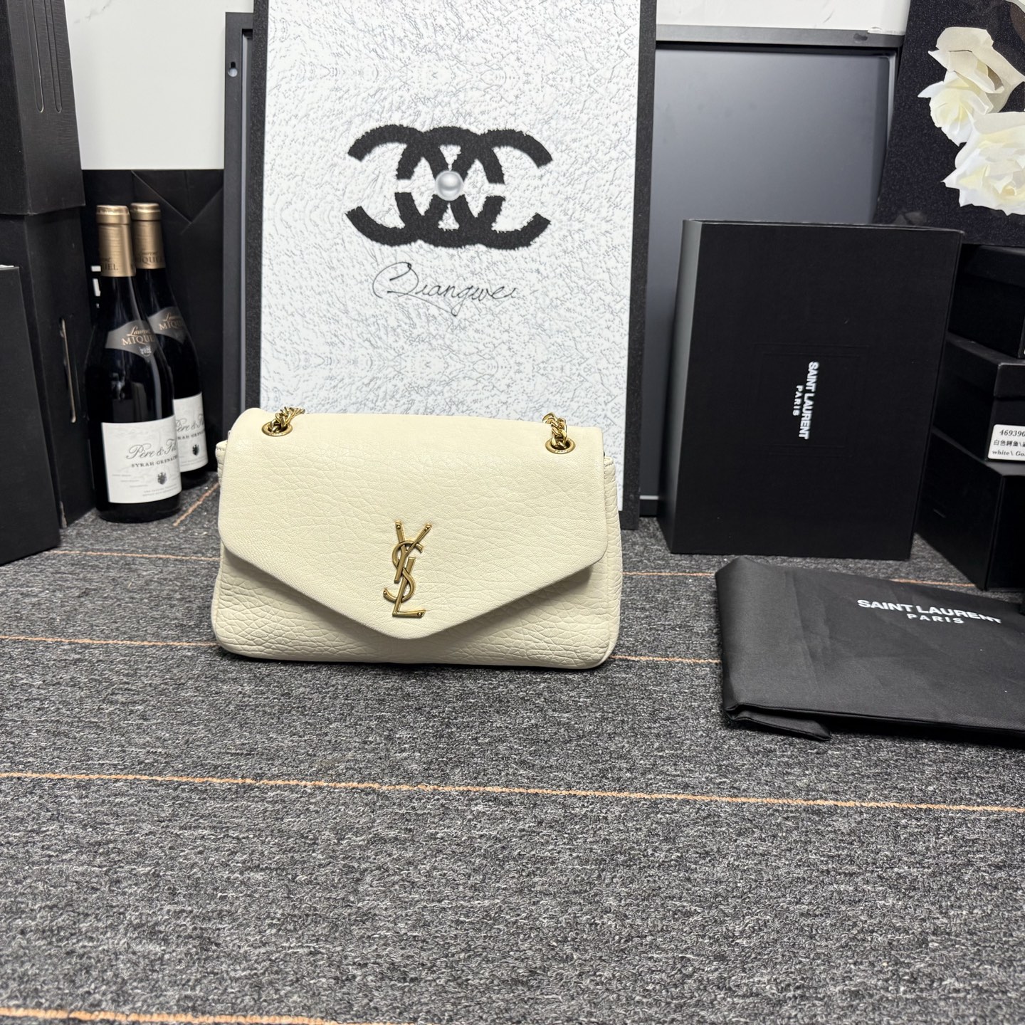 自带流量爆款🔥出货啦
圣罗兰Calypso
包包命名来自希腊神话中的海之女神【卡吕普索】
浓郁的法式风情