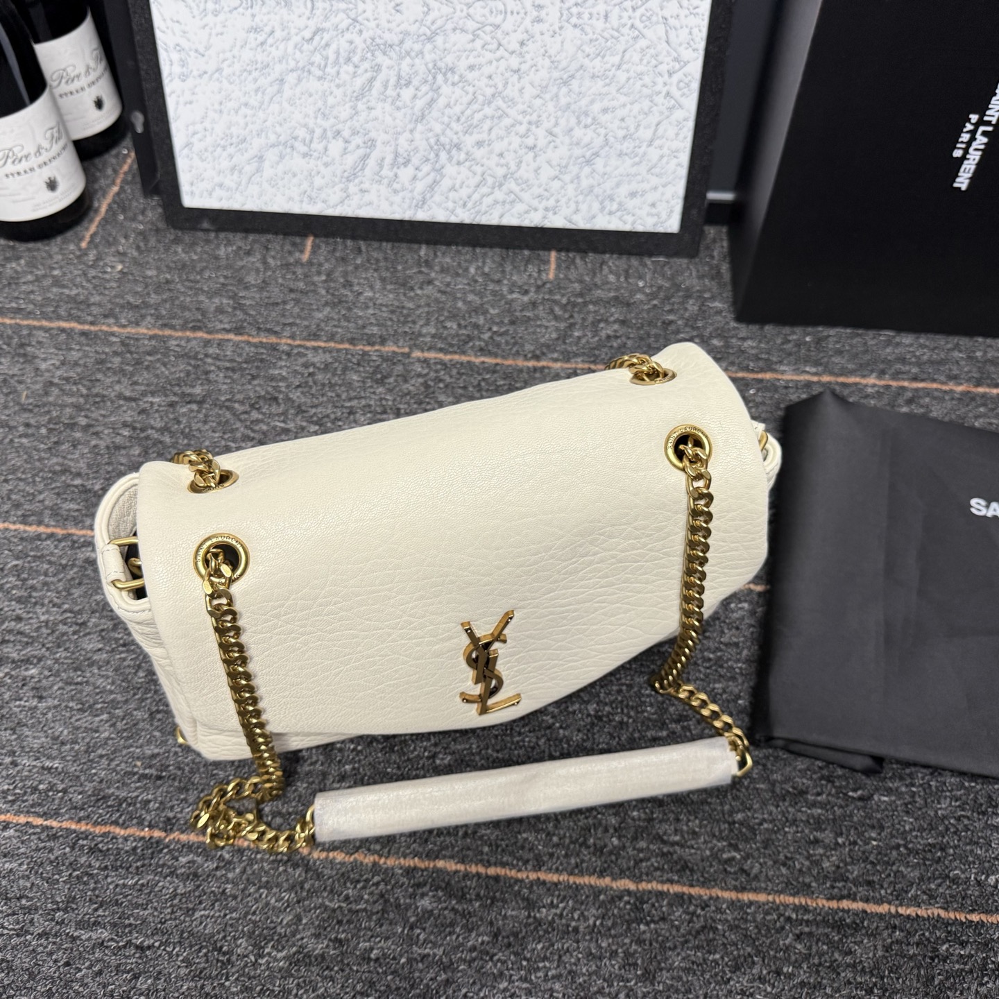 自带流量爆款🔥出货啦
圣罗兰Calypso
包包命名来自希腊神话中的海之女神【卡吕普索】
浓郁的法式风情