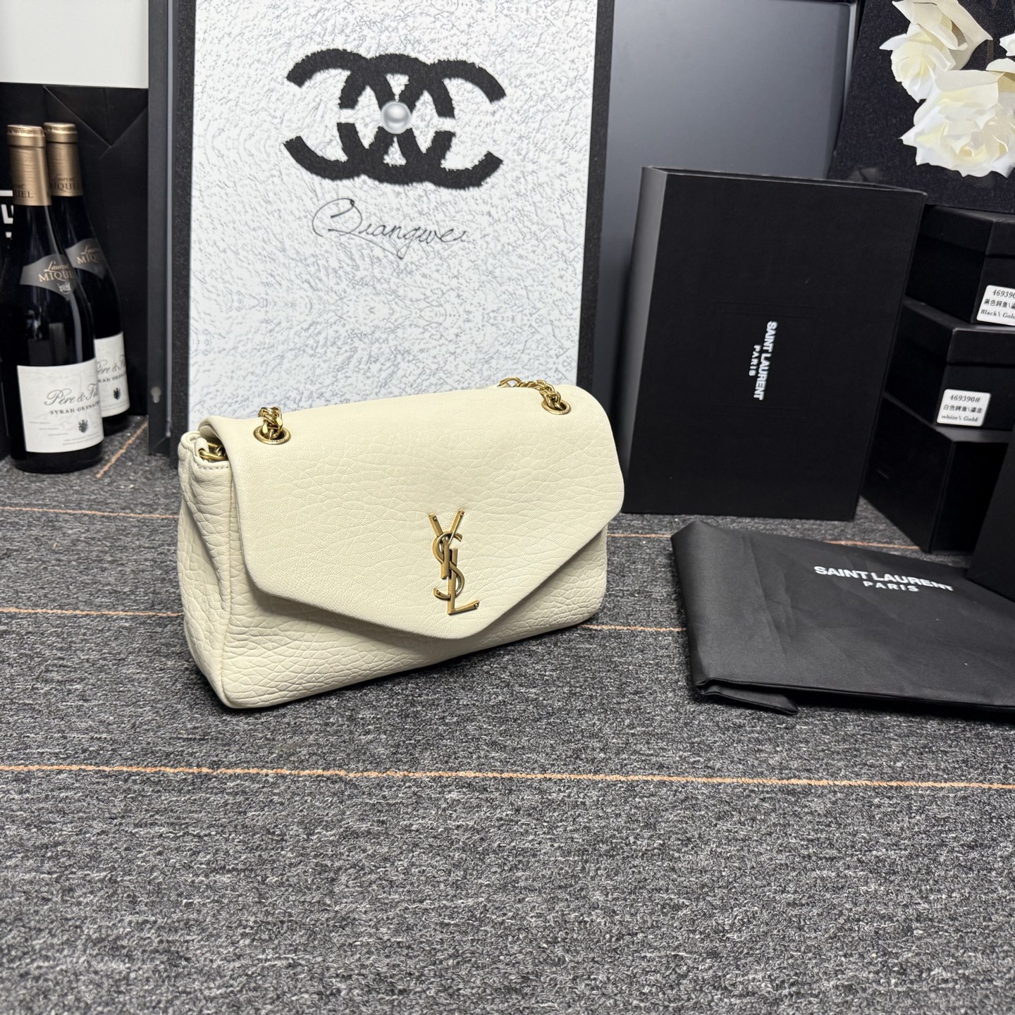 自带流量爆款🔥出货啦
圣罗兰Calypso
包包命名来自希腊神话中的海之女神【卡吕普索】
浓郁的法式风情