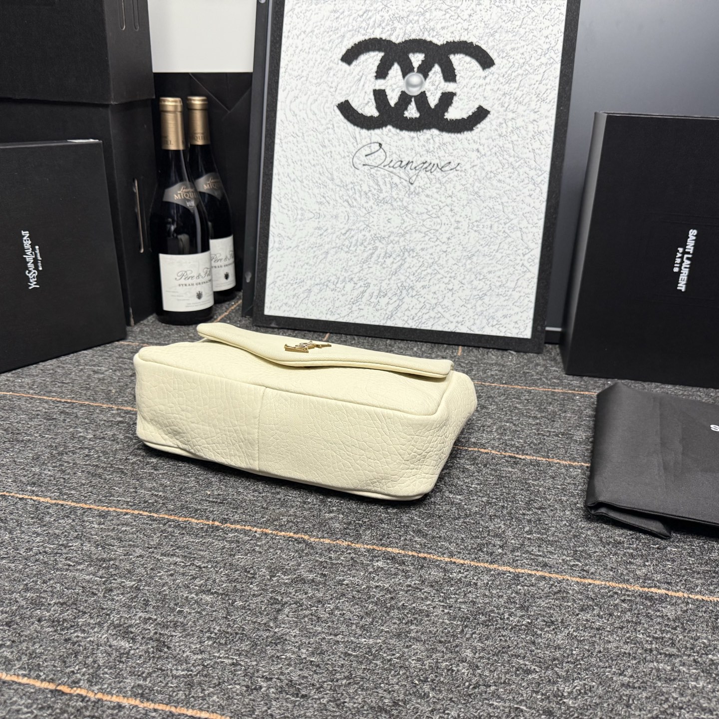 自带流量爆款🔥出货啦
圣罗兰Calypso
包包命名来自希腊神话中的海之女神【卡吕普索】
浓郁的法式风情