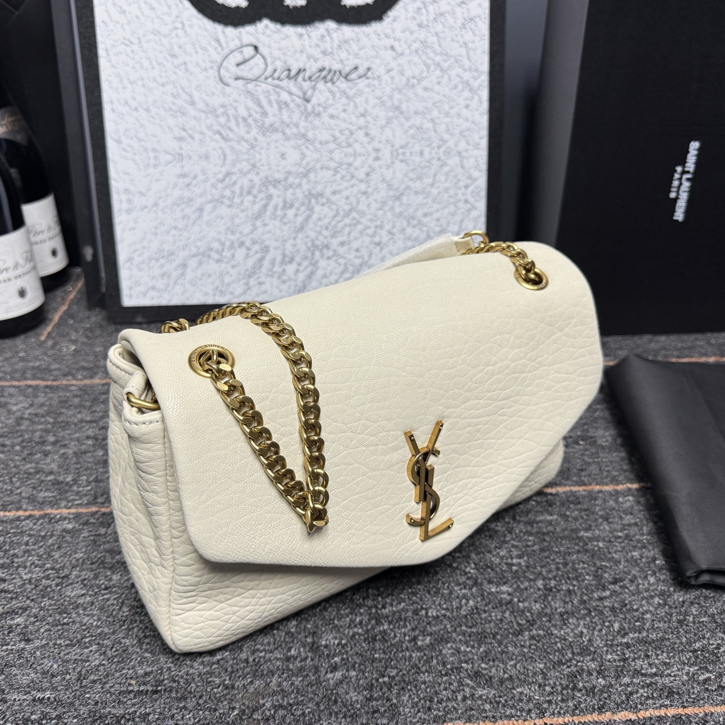 自带流量爆款🔥出货啦
圣罗兰Calypso
包包命名来自希腊神话中的海之女神【卡吕普索】
浓郁的法式风情