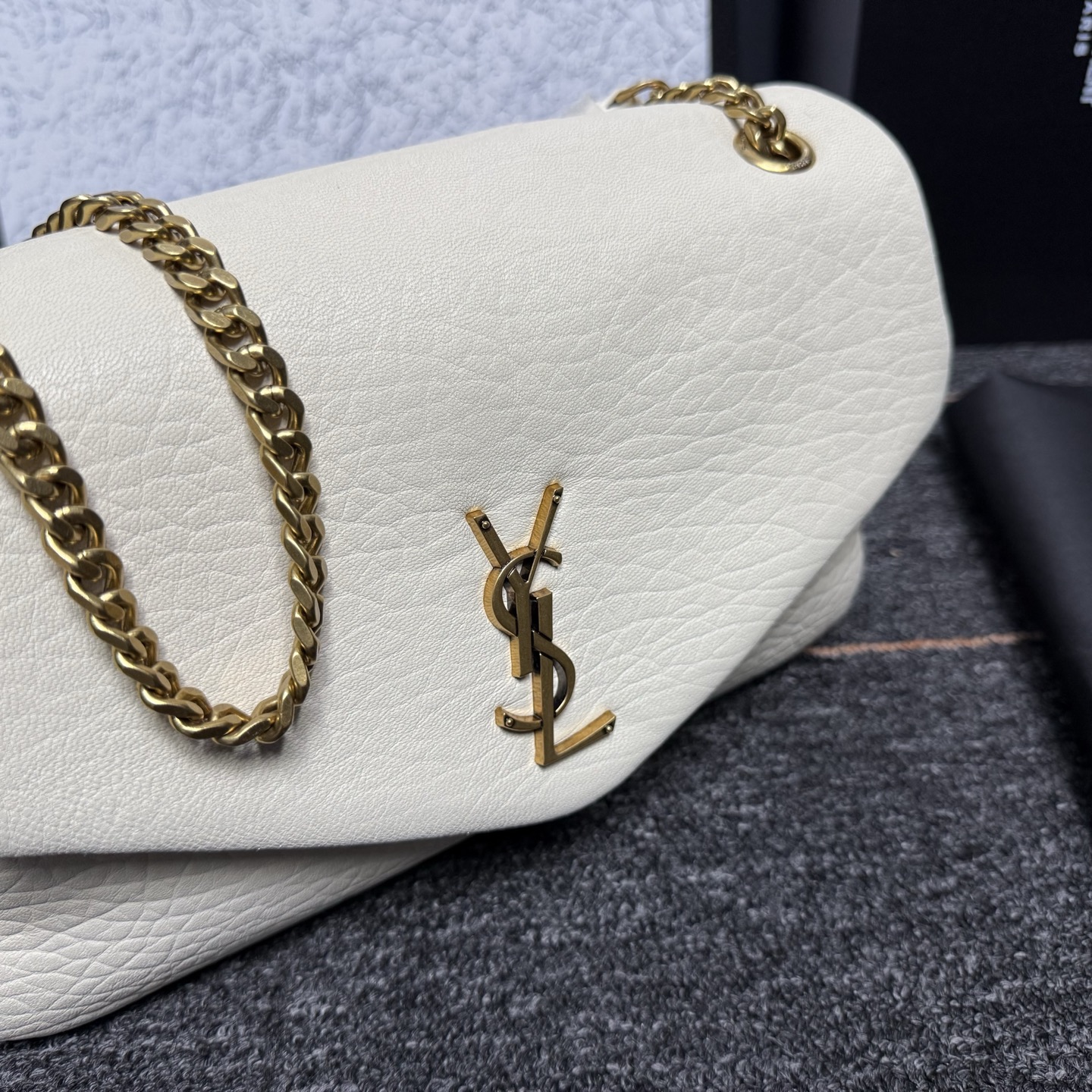 自带流量爆款🔥出货啦
圣罗兰Calypso
包包命名来自希腊神话中的海之女神【卡吕普索】
浓郁的法式风情