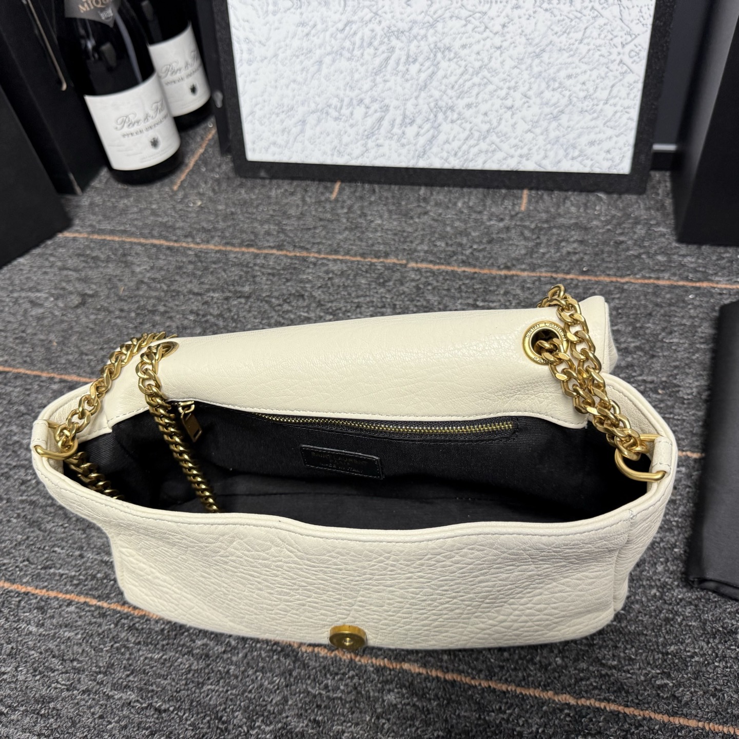 自带流量爆款🔥出货啦
圣罗兰Calypso
包包命名来自希腊神话中的海之女神【卡吕普索】
浓郁的法式风情