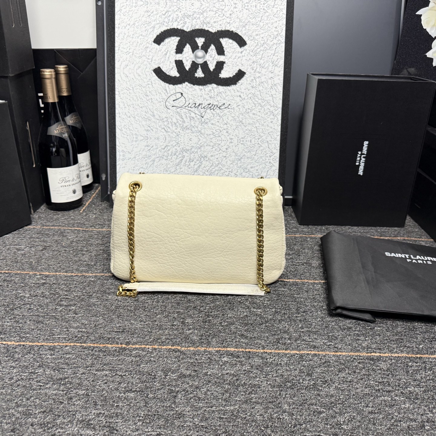 自带流量爆款🔥出货啦
圣罗兰Calypso
包包命名来自希腊神话中的海之女神【卡吕普索】
浓郁的法式风情