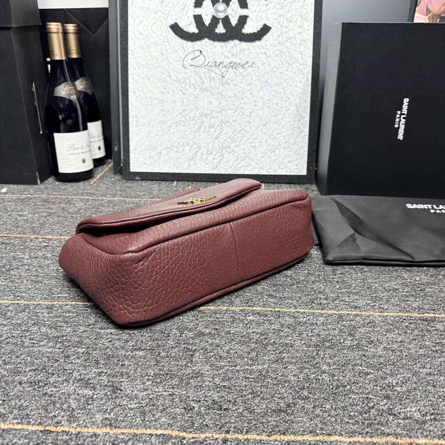 自带流量爆款🔥出货啦
圣罗兰Calypso
包包命名来自希腊神话中的海之女神【卡吕普索】
浓郁的法式风情