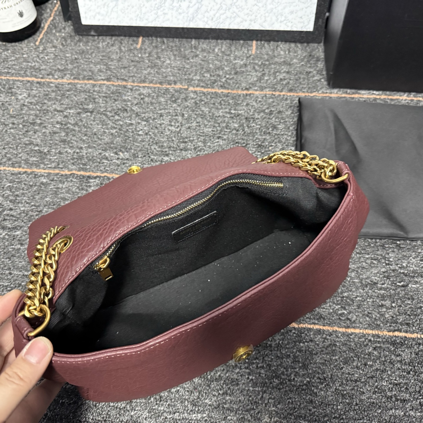 自带流量爆款🔥出货啦
圣罗兰Calypso
包包命名来自希腊神话中的海之女神【卡吕普索】
浓郁的法式风情