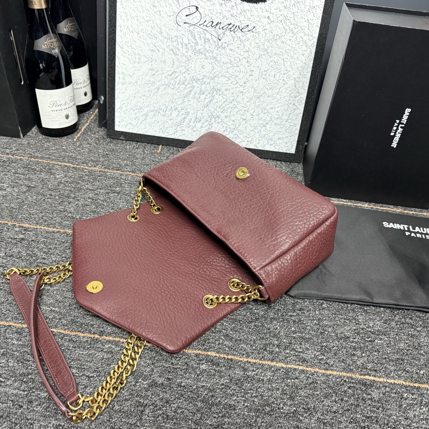 自带流量爆款🔥出货啦
圣罗兰Calypso
包包命名来自希腊神话中的海之女神【卡吕普索】
浓郁的法式风情