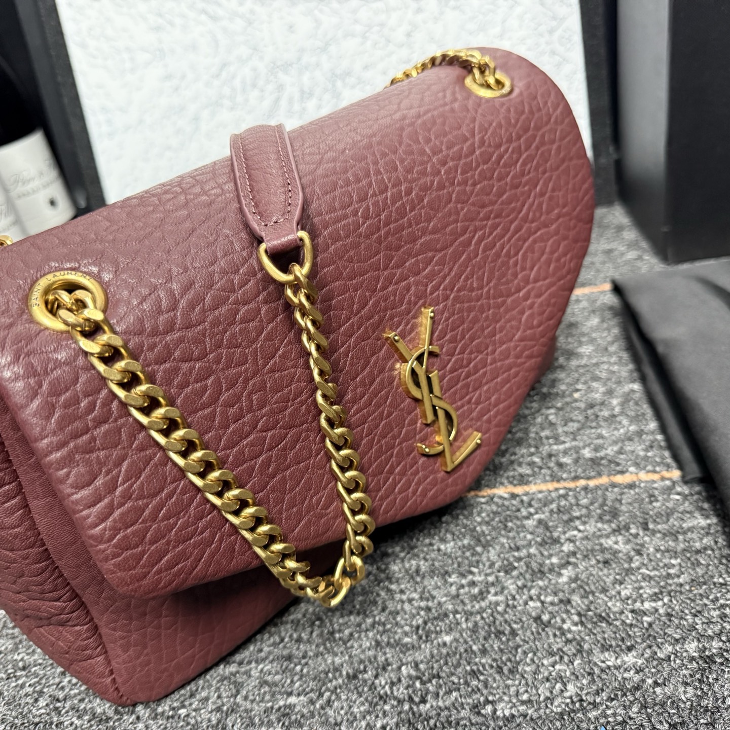 自带流量爆款🔥出货啦
圣罗兰Calypso
包包命名来自希腊神话中的海之女神【卡吕普索】
浓郁的法式风情