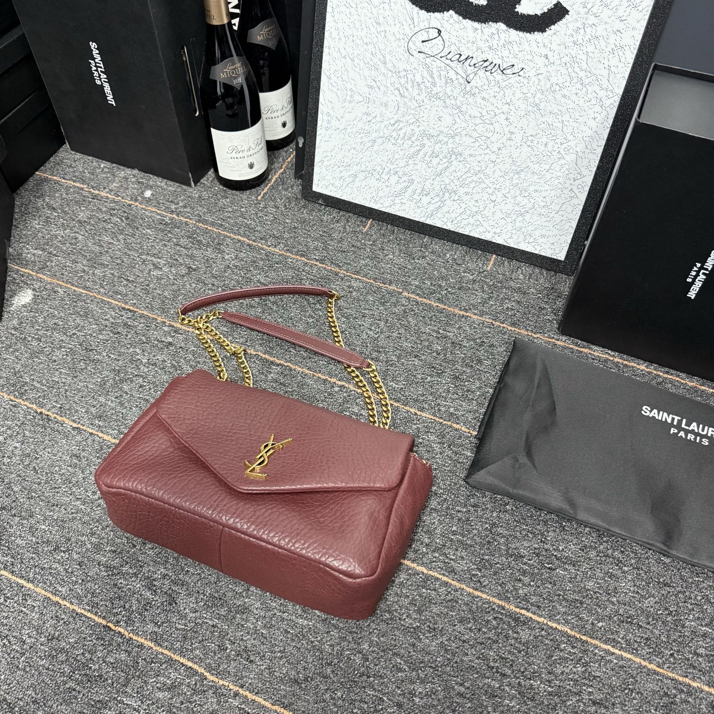 自带流量爆款🔥出货啦
圣罗兰Calypso
包包命名来自希腊神话中的海之女神【卡吕普索】
浓郁的法式风情