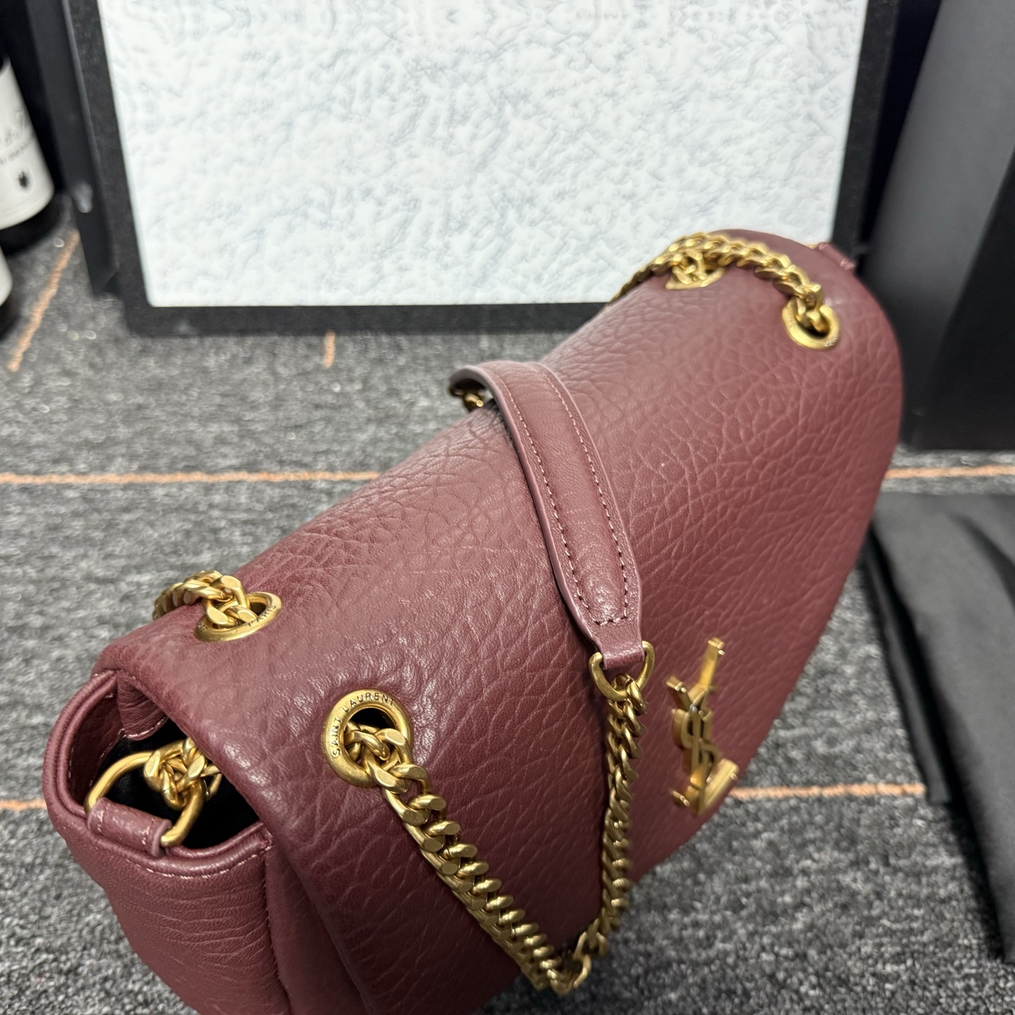 自带流量爆款🔥出货啦
圣罗兰Calypso
包包命名来自希腊神话中的海之女神【卡吕普索】
浓郁的法式风情