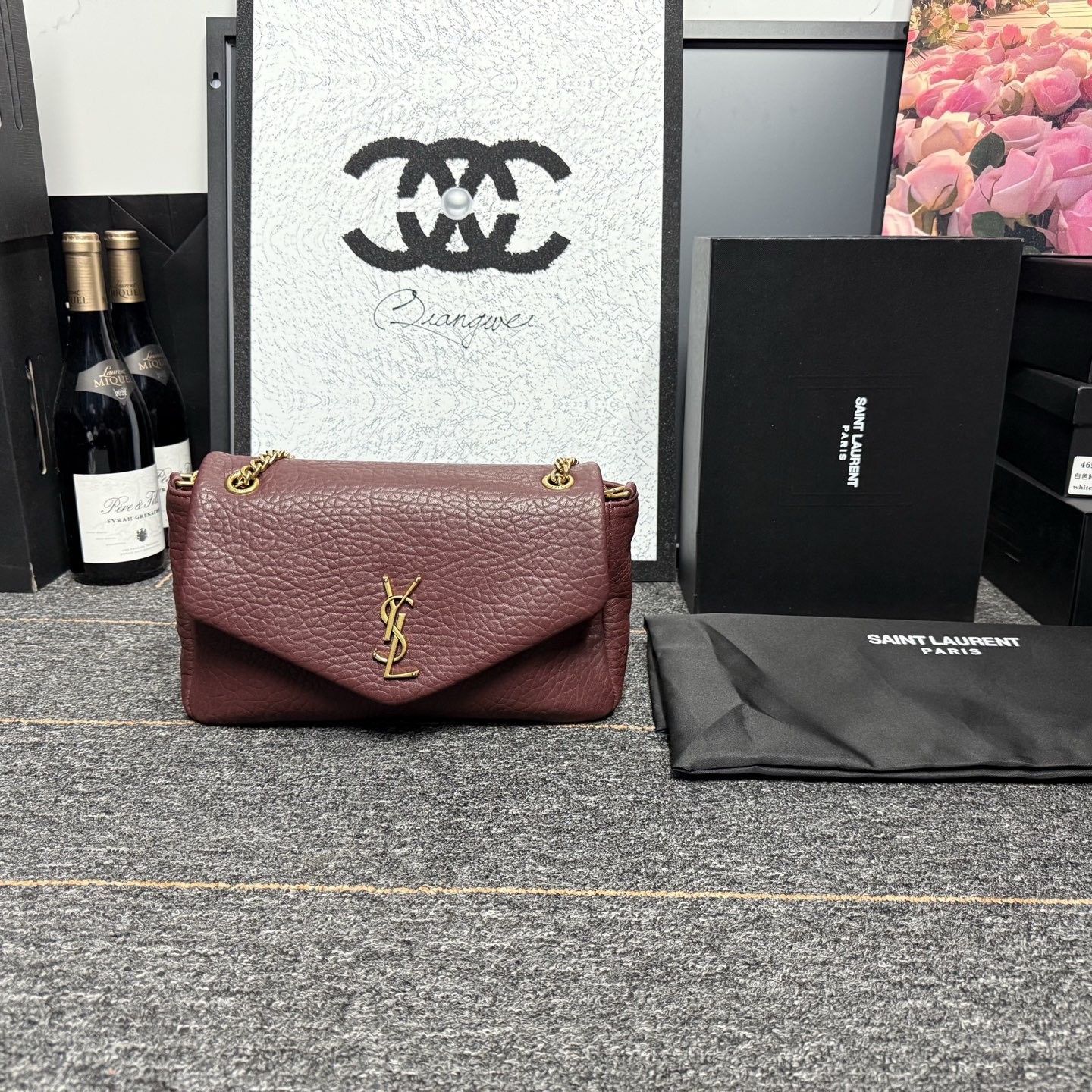 自带流量爆款🔥出货啦
圣罗兰Calypso
包包命名来自希腊神话中的海之女神【卡吕普索】
浓郁的法式风情