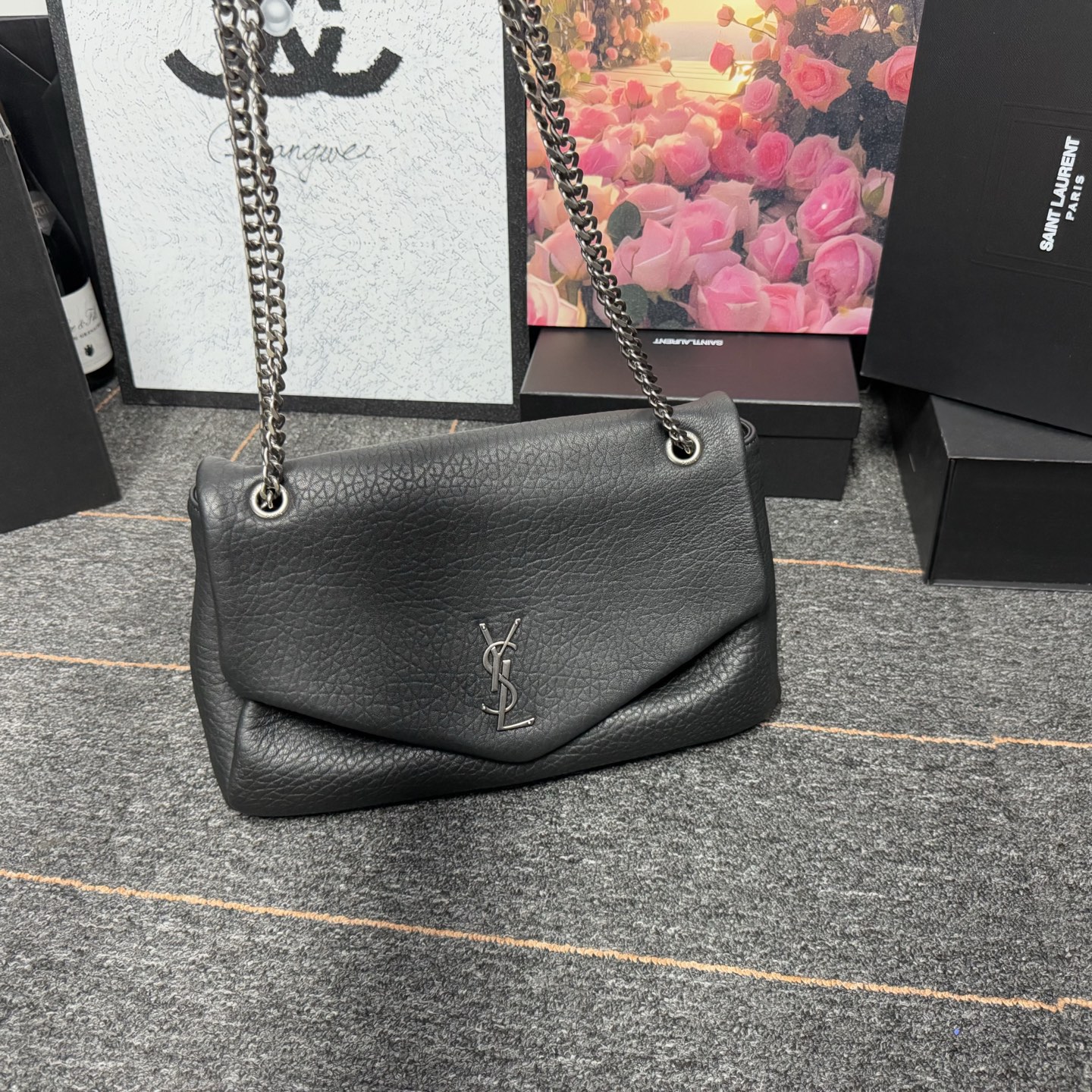 𝘾𝘼𝙇𝙔𝙋𝙎𝙊 简约而不失优雅圣罗兰的新标志性手袋！浓郁的法式风情！古铜色配件按扣开合、一个内部拉链口袋