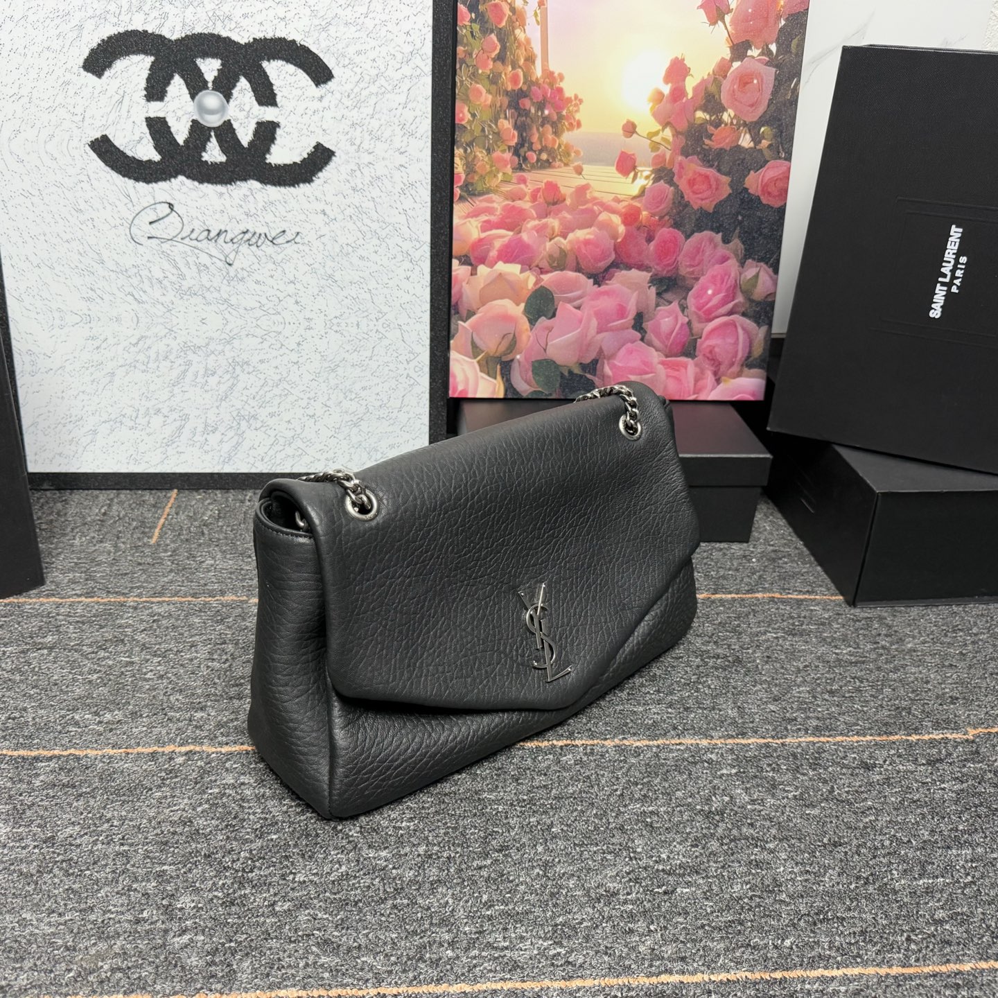 𝘾𝘼𝙇𝙔𝙋𝙎𝙊 简约而不失优雅圣罗兰的新标志性手袋！浓郁的法式风情！古铜色配件按扣开合、一个内部拉链口袋