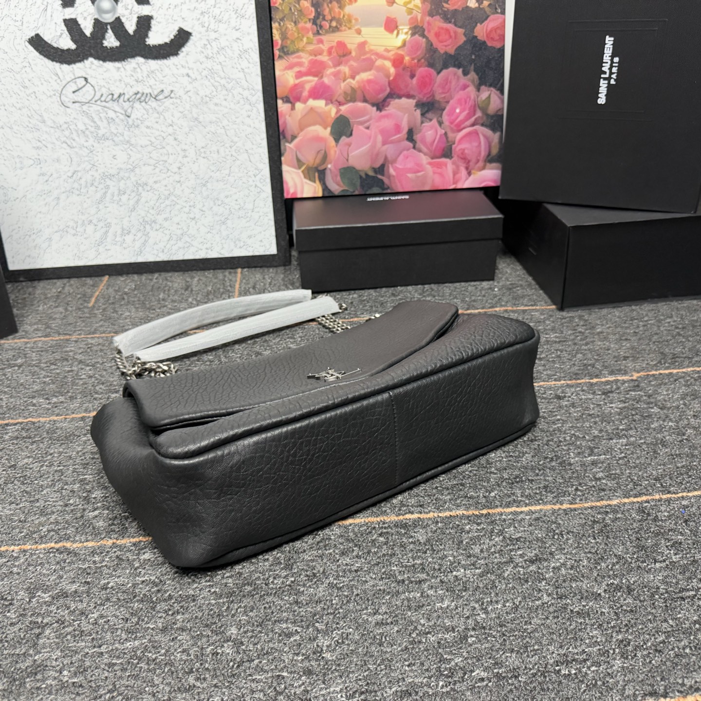 𝘾𝘼𝙇𝙔𝙋𝙎𝙊 简约而不失优雅圣罗兰的新标志性手袋！浓郁的法式风情！古铜色配件按扣开合、一个内部拉链口袋