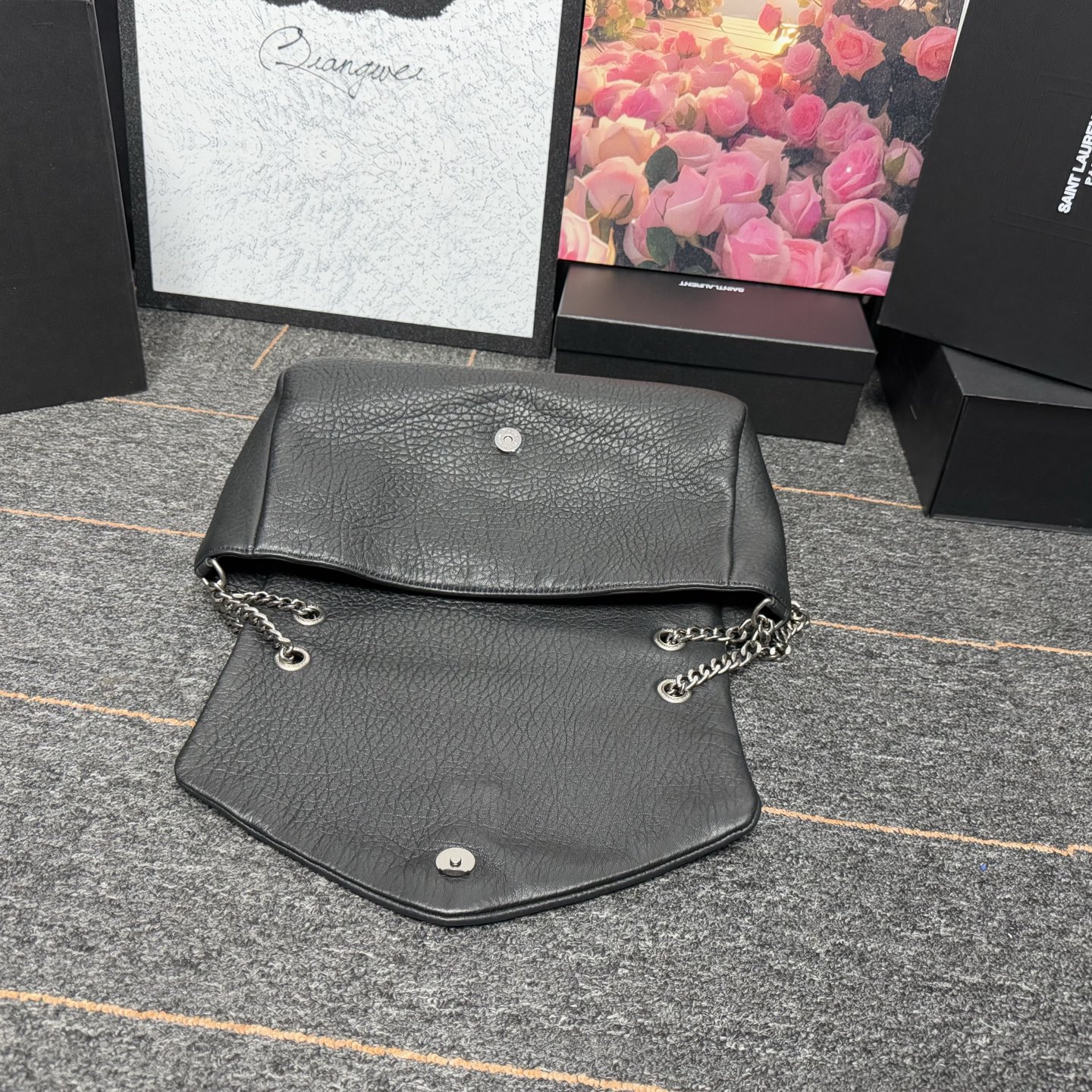 𝘾𝘼𝙇𝙔𝙋𝙎𝙊 简约而不失优雅圣罗兰的新标志性手袋！浓郁的法式风情！古铜色配件按扣开合、一个内部拉链口袋