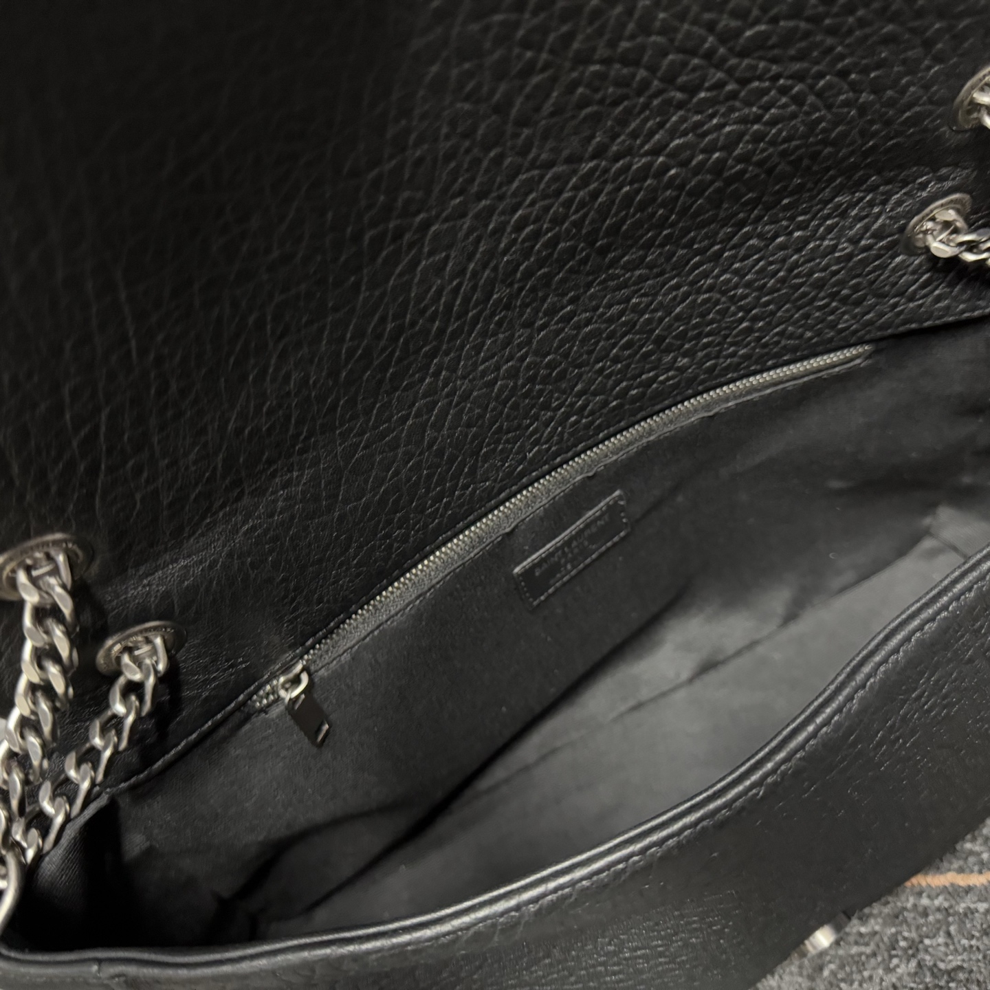 𝘾𝘼𝙇𝙔𝙋𝙎𝙊 简约而不失优雅圣罗兰的新标志性手袋！浓郁的法式风情！古铜色配件按扣开合、一个内部拉链口袋