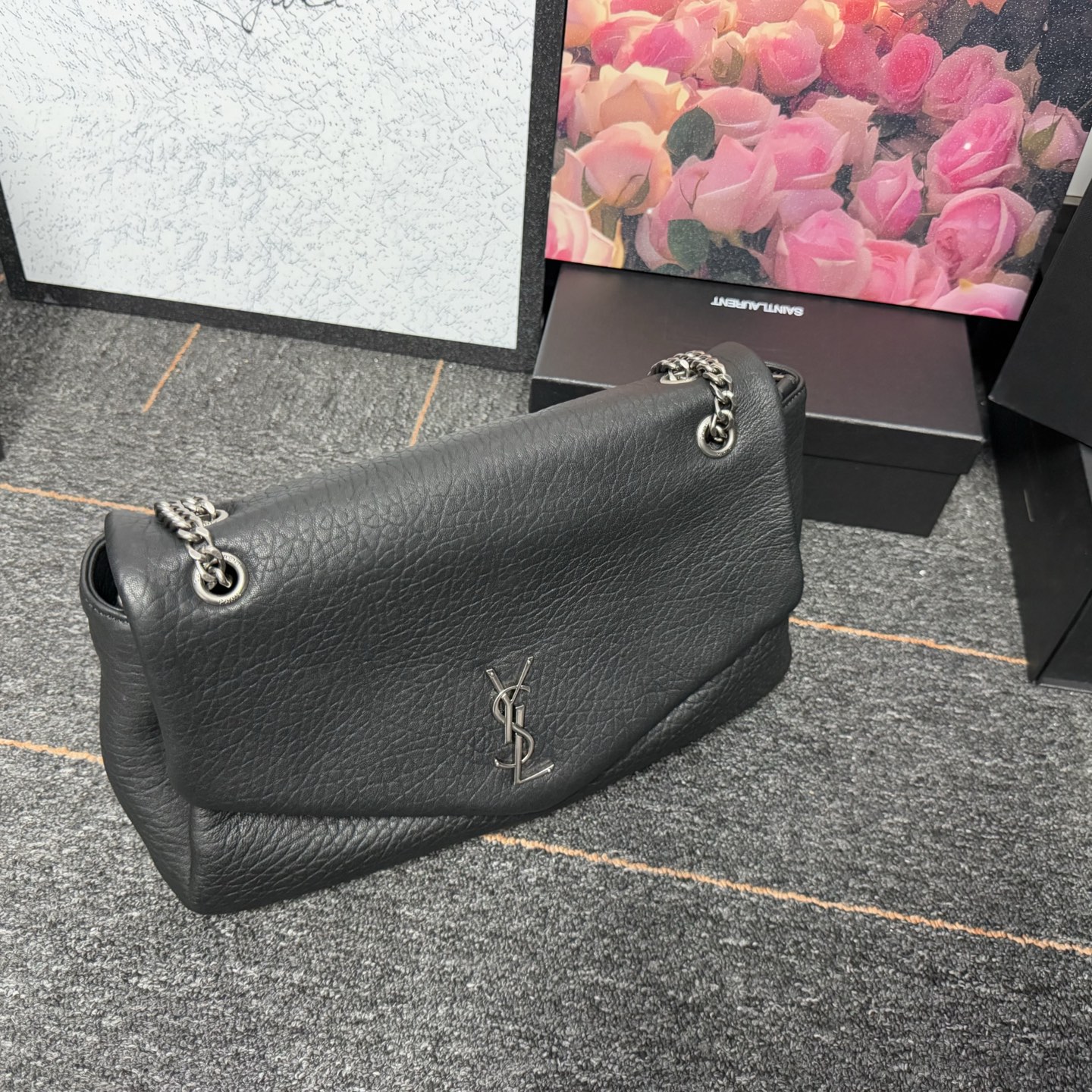 𝘾𝘼𝙇𝙔𝙋𝙎𝙊 简约而不失优雅圣罗兰的新标志性手袋！浓郁的法式风情！古铜色配件按扣开合、一个内部拉链口袋