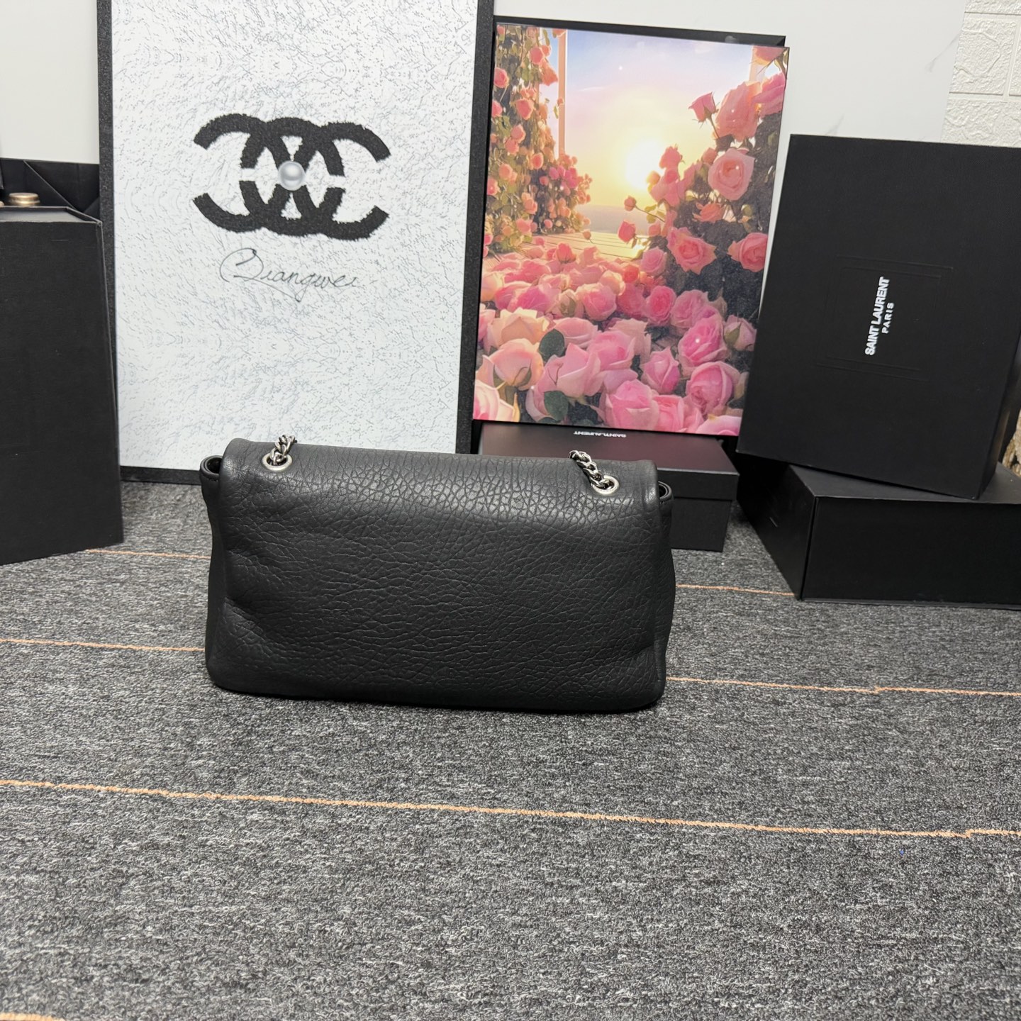 𝘾𝘼𝙇𝙔𝙋𝙎𝙊 简约而不失优雅圣罗兰的新标志性手袋！浓郁的法式风情！古铜色配件按扣开合、一个内部拉链口袋