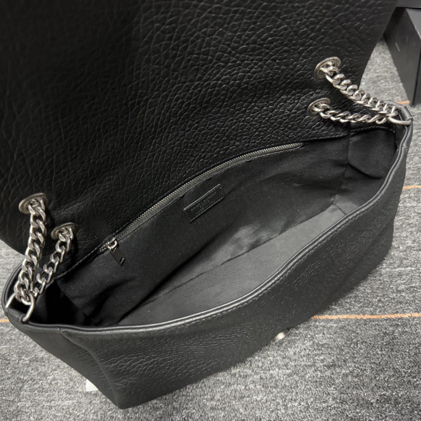 𝘾𝘼𝙇𝙔𝙋𝙎𝙊 简约而不失优雅圣罗兰的新标志性手袋！浓郁的法式风情！古铜色配件按扣开合、一个内部拉链口袋