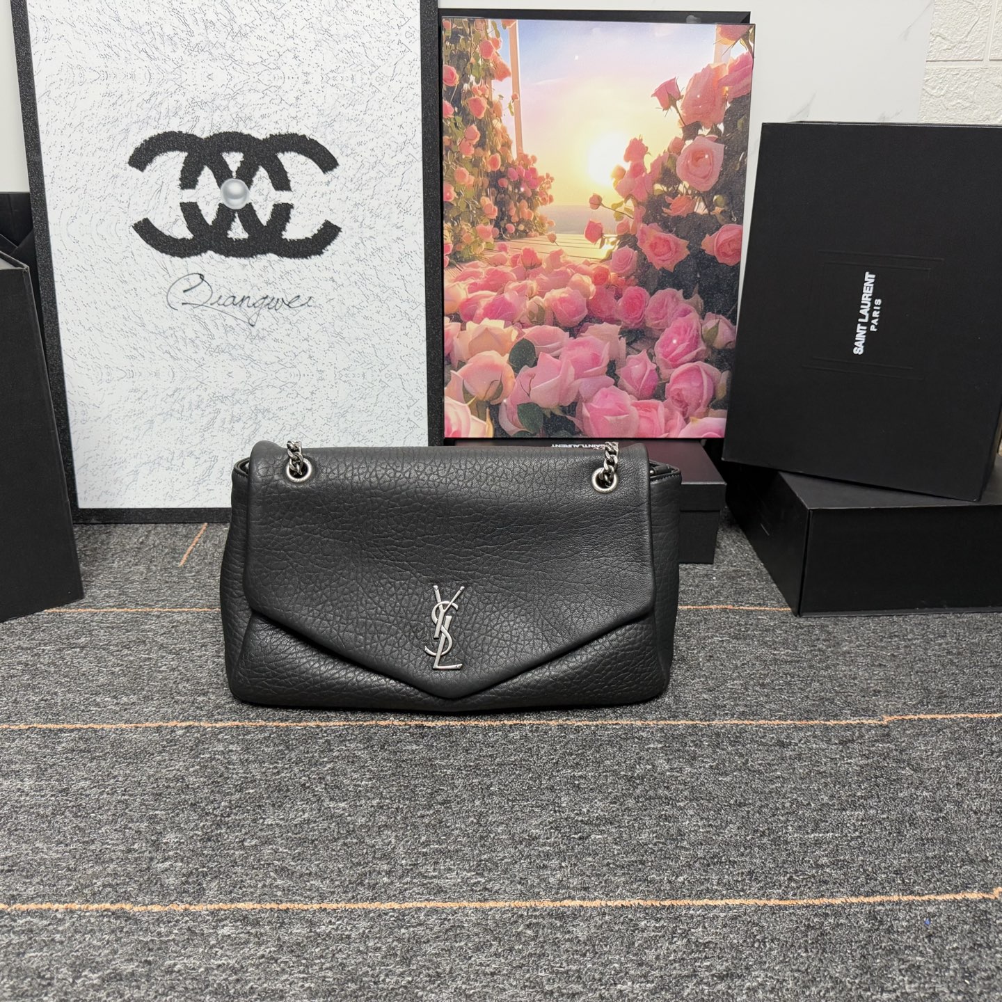 𝘾𝘼𝙇𝙔𝙋𝙎𝙊 简约而不失优雅圣罗兰的新标志性手袋！浓郁的法式风情！古铜色配件按扣开合、一个内部拉链口袋