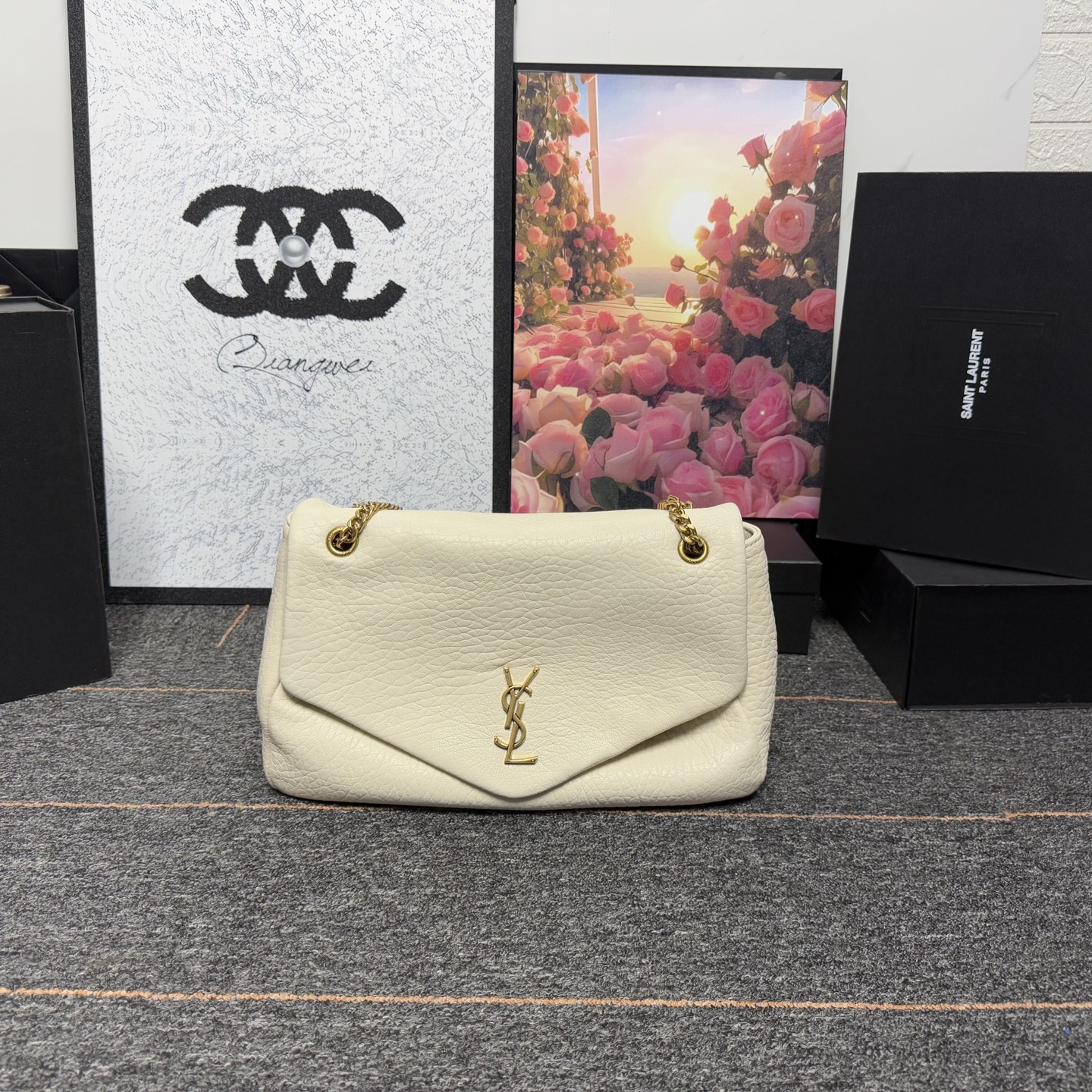 𝘾𝘼𝙇𝙔𝙋𝙎𝙊 简约而不失优雅圣罗兰的新标志性手袋！浓郁的法式风情！古铜色配件按扣开合、一个内部拉链口袋