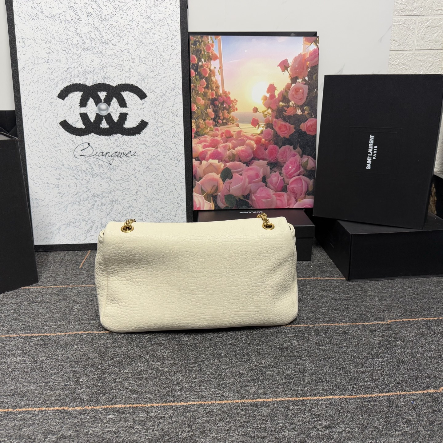 𝘾𝘼𝙇𝙔𝙋𝙎𝙊 简约而不失优雅圣罗兰的新标志性手袋！浓郁的法式风情！古铜色配件按扣开合、一个内部拉链口袋