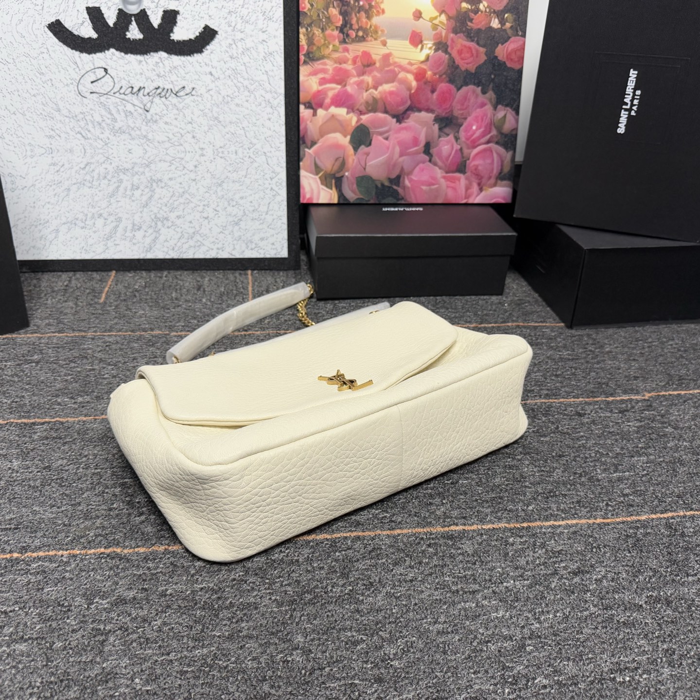 𝘾𝘼𝙇𝙔𝙋𝙎𝙊 简约而不失优雅圣罗兰的新标志性手袋！浓郁的法式风情！古铜色配件按扣开合、一个内部拉链口袋