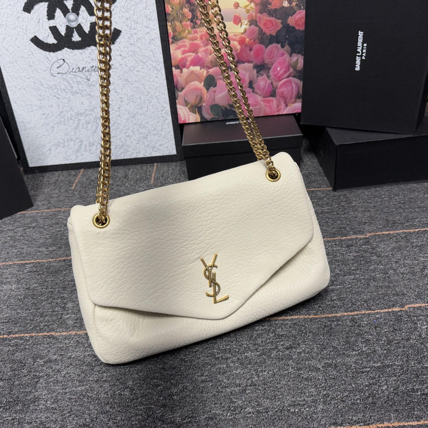 𝘾𝘼𝙇𝙔𝙋𝙎𝙊 简约而不失优雅圣罗兰的新标志性手袋！浓郁的法式风情！古铜色配件按扣开合、一个内部拉链口袋