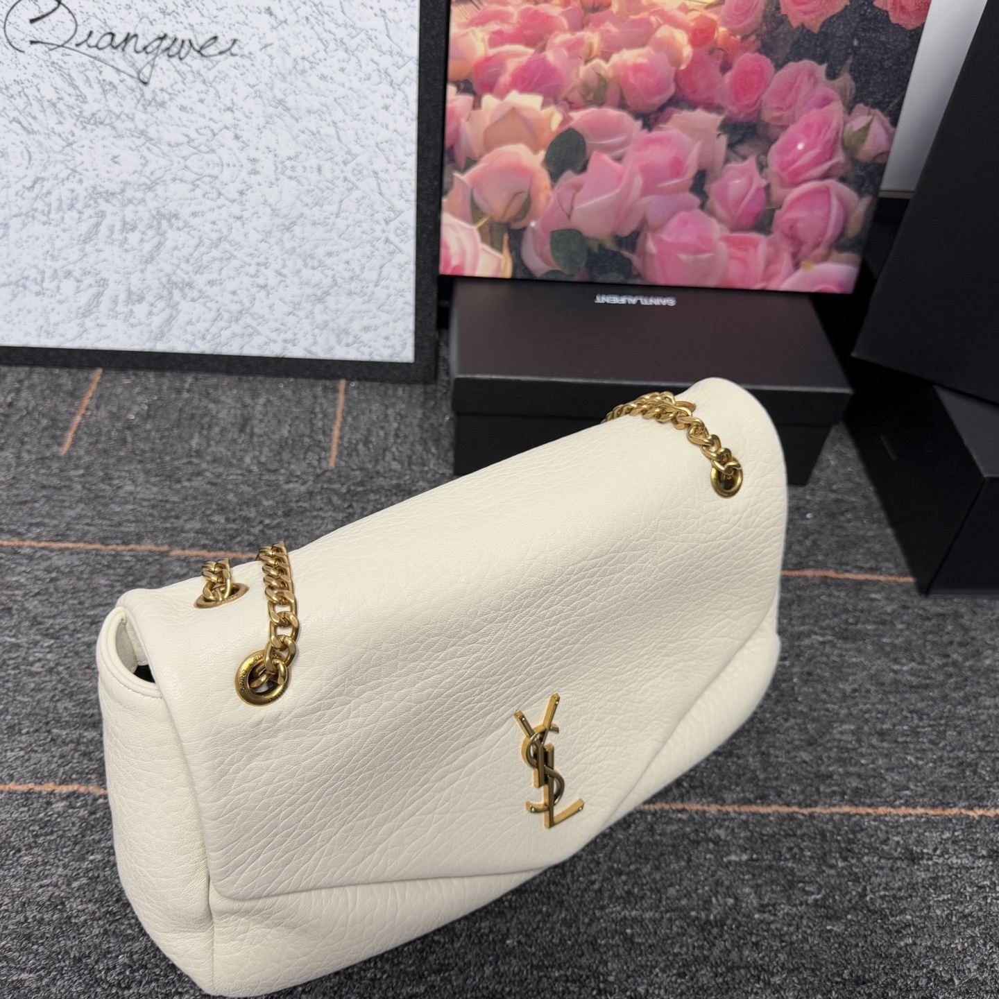 𝘾𝘼𝙇𝙔𝙋𝙎𝙊 简约而不失优雅圣罗兰的新标志性手袋！浓郁的法式风情！古铜色配件按扣开合、一个内部拉链口袋