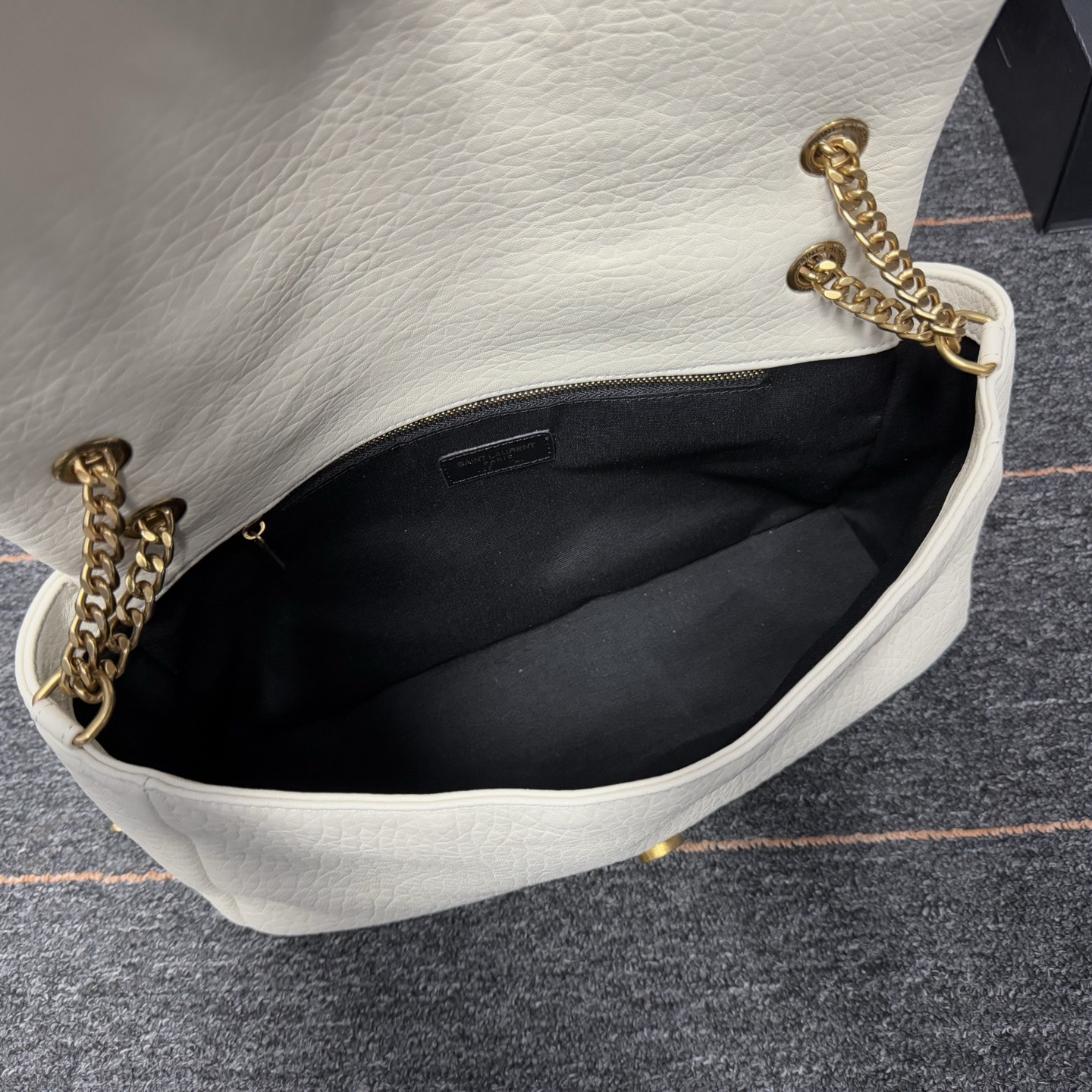 𝘾𝘼𝙇𝙔𝙋𝙎𝙊 简约而不失优雅圣罗兰的新标志性手袋！浓郁的法式风情！古铜色配件按扣开合、一个内部拉链口袋