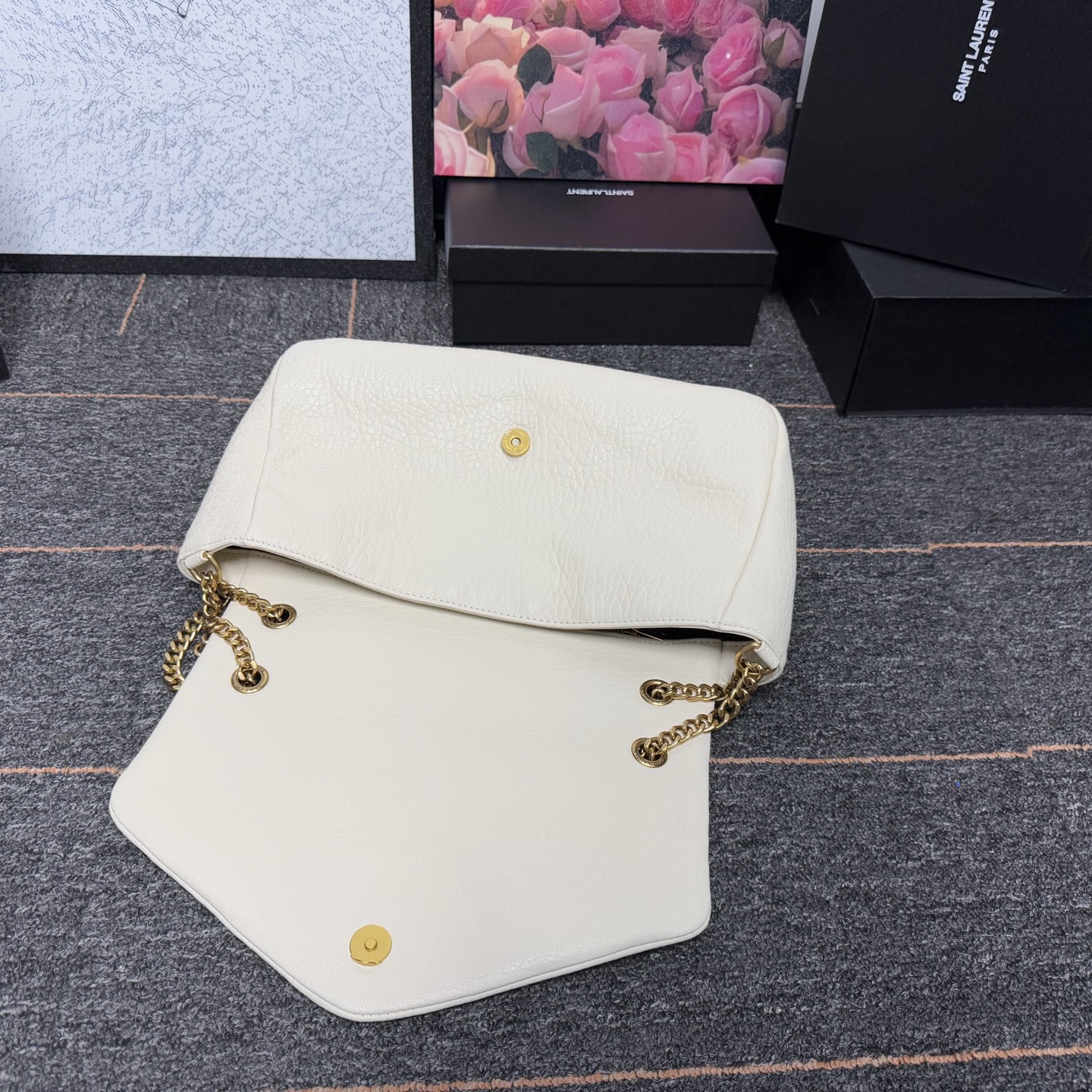 𝘾𝘼𝙇𝙔𝙋𝙎𝙊 简约而不失优雅圣罗兰的新标志性手袋！浓郁的法式风情！古铜色配件按扣开合、一个内部拉链口袋