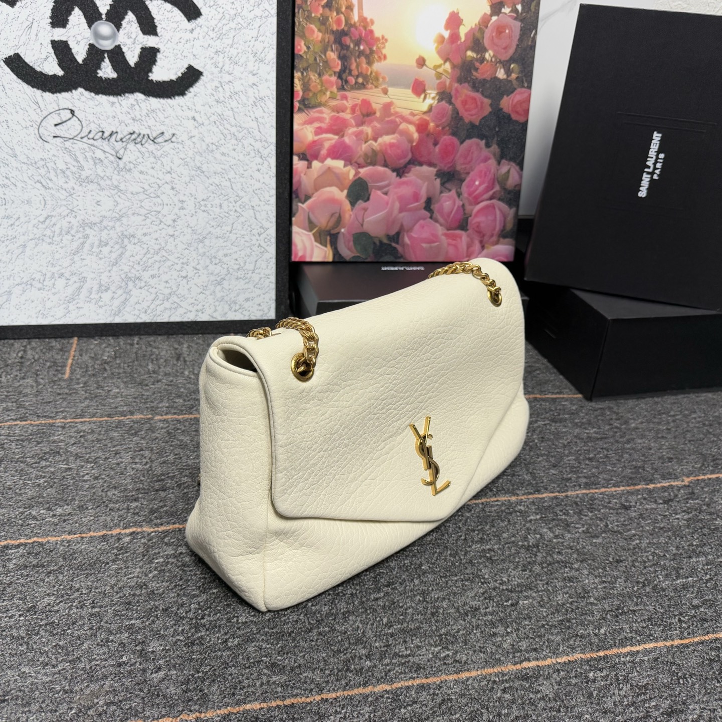 𝘾𝘼𝙇𝙔𝙋𝙎𝙊 简约而不失优雅圣罗兰的新标志性手袋！浓郁的法式风情！古铜色配件按扣开合、一个内部拉链口袋