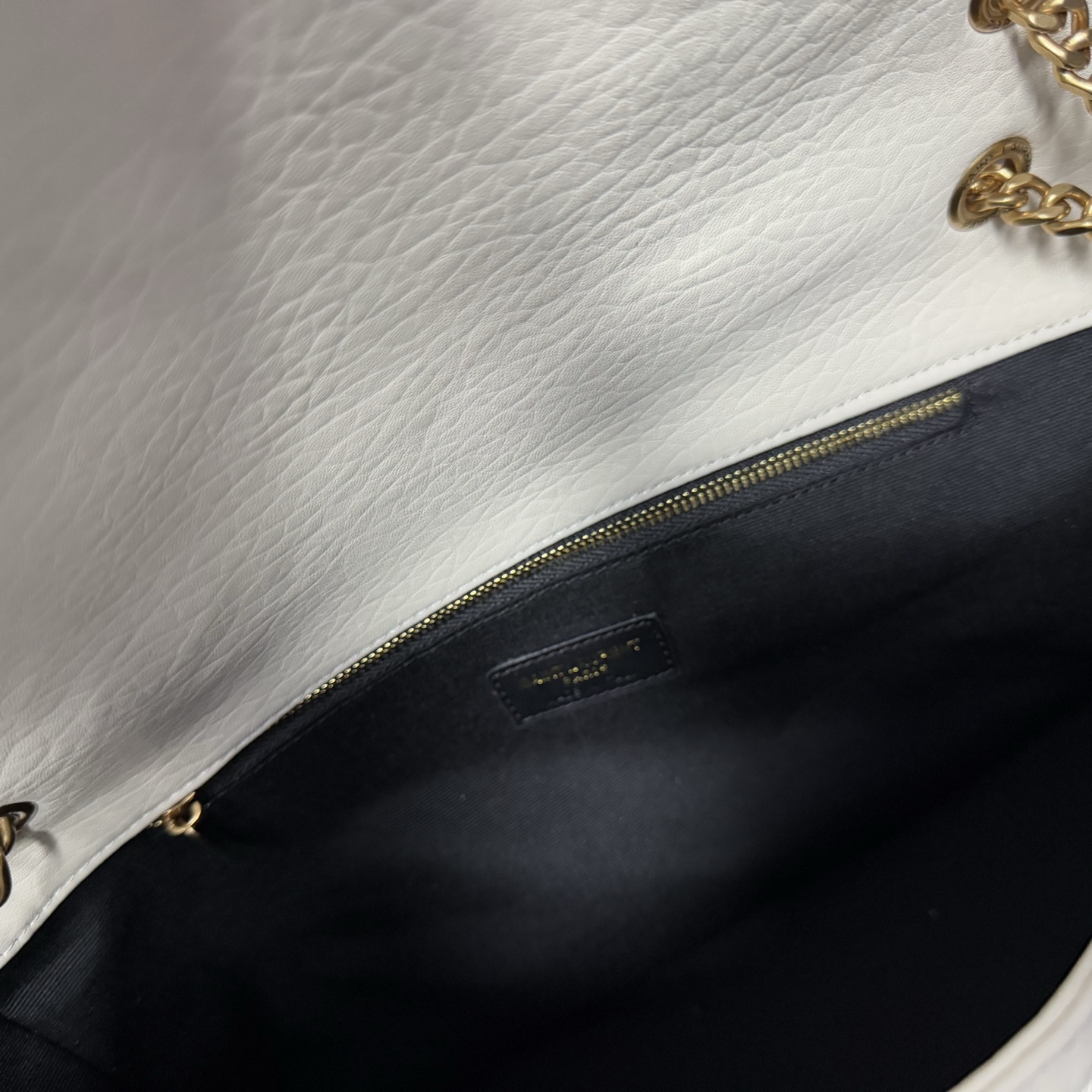 𝘾𝘼𝙇𝙔𝙋𝙎𝙊 简约而不失优雅圣罗兰的新标志性手袋！浓郁的法式风情！古铜色配件按扣开合、一个内部拉链口袋